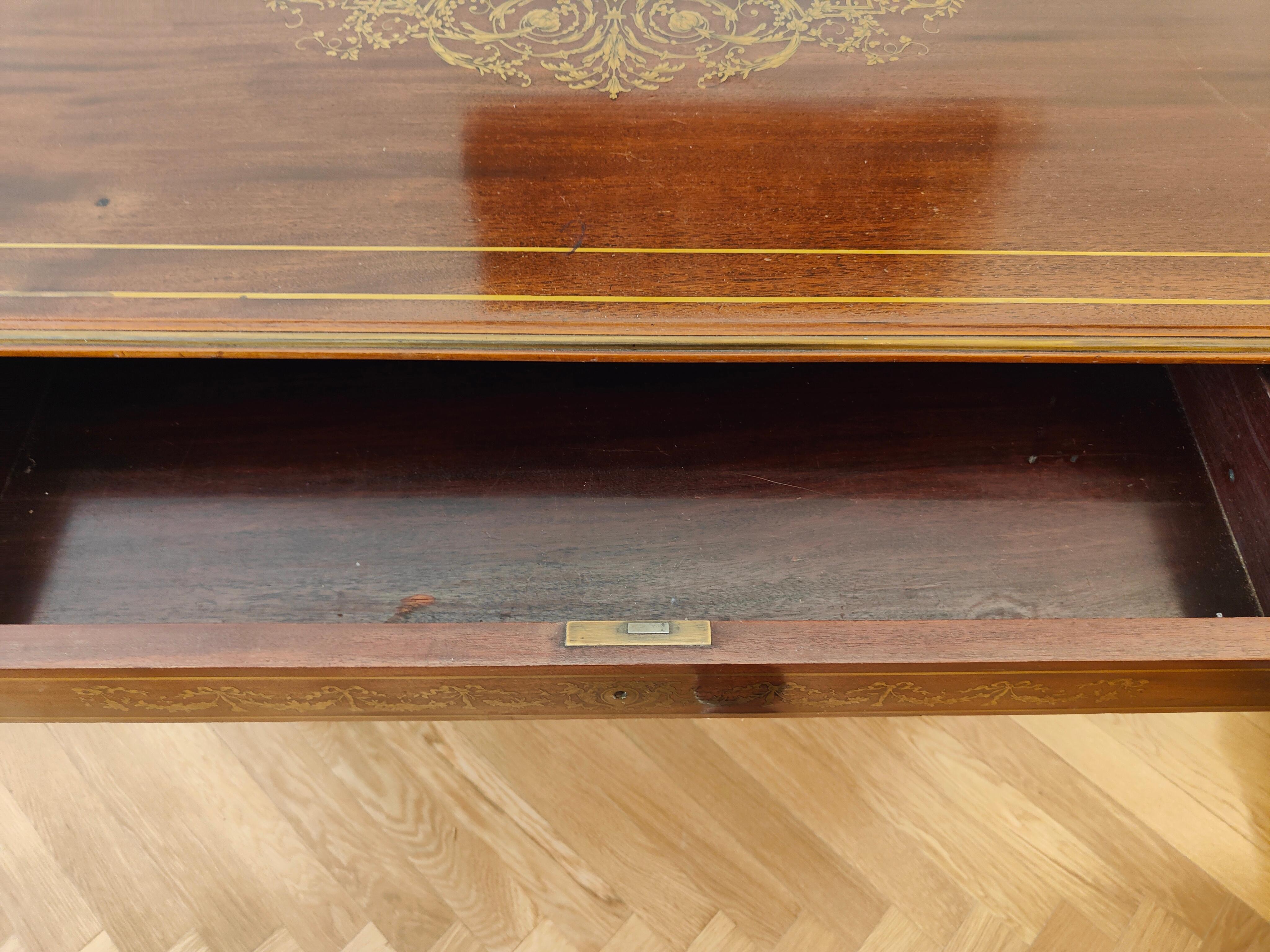 Eleganter französischer Tisch mit Intarsien aus dem 19. Jahrhundert im Angebot 7