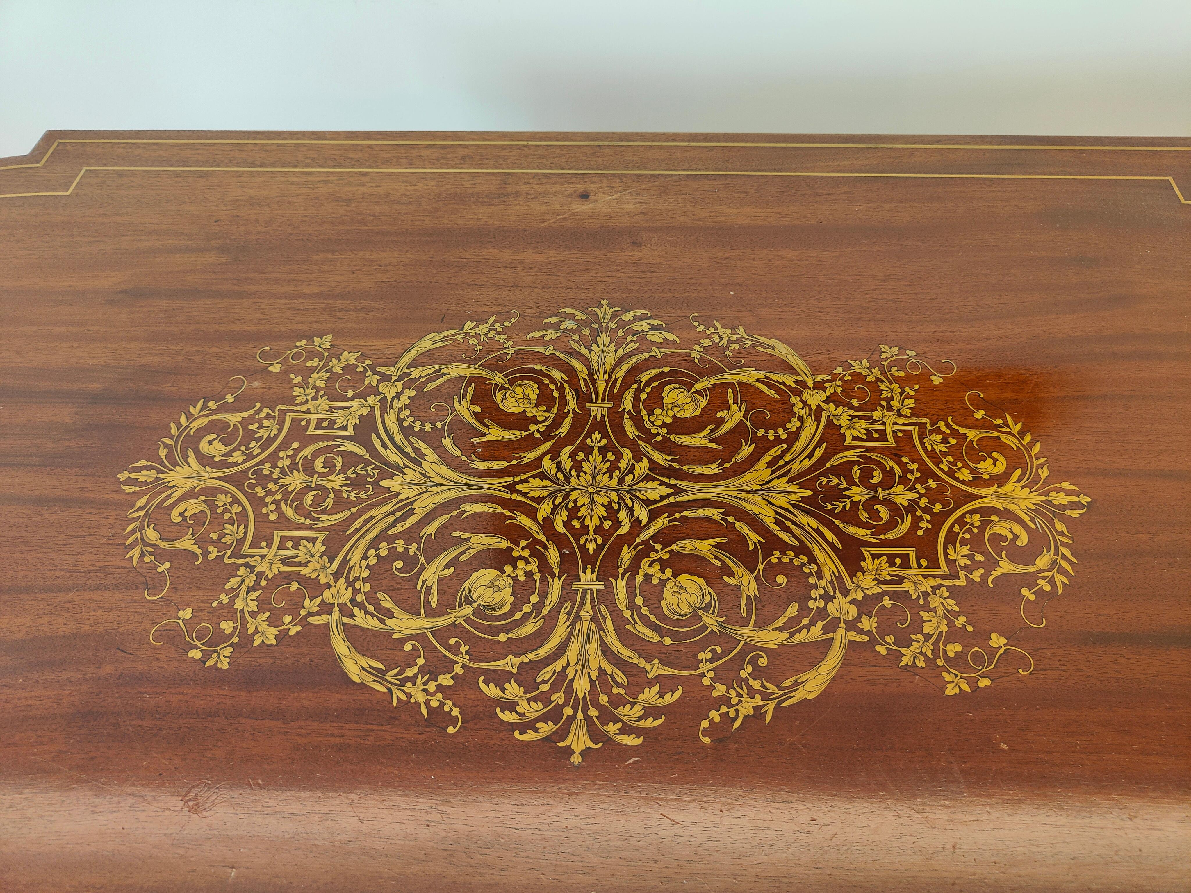 Eleganter französischer Tisch mit Intarsien aus dem 19. Jahrhundert im Angebot 8