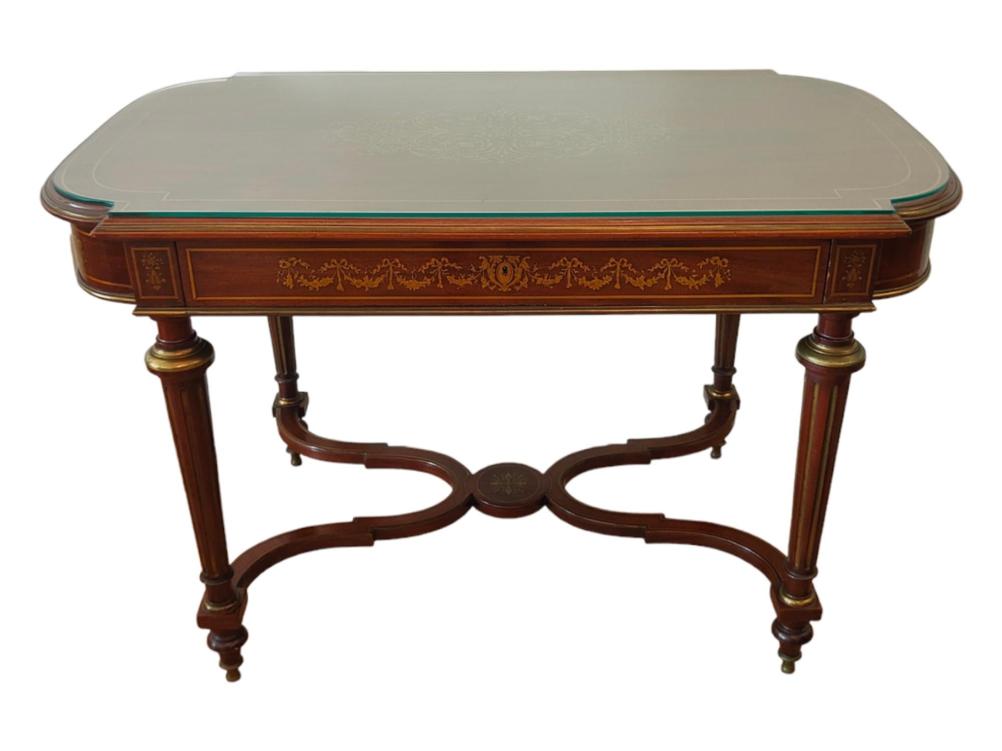 Elegant French table from the 19th Century
Very nice 19th Century table with boulle brass marquetry on the top and the structure. it has a central drawer. excellent condition. Measures: 120x70x77.
