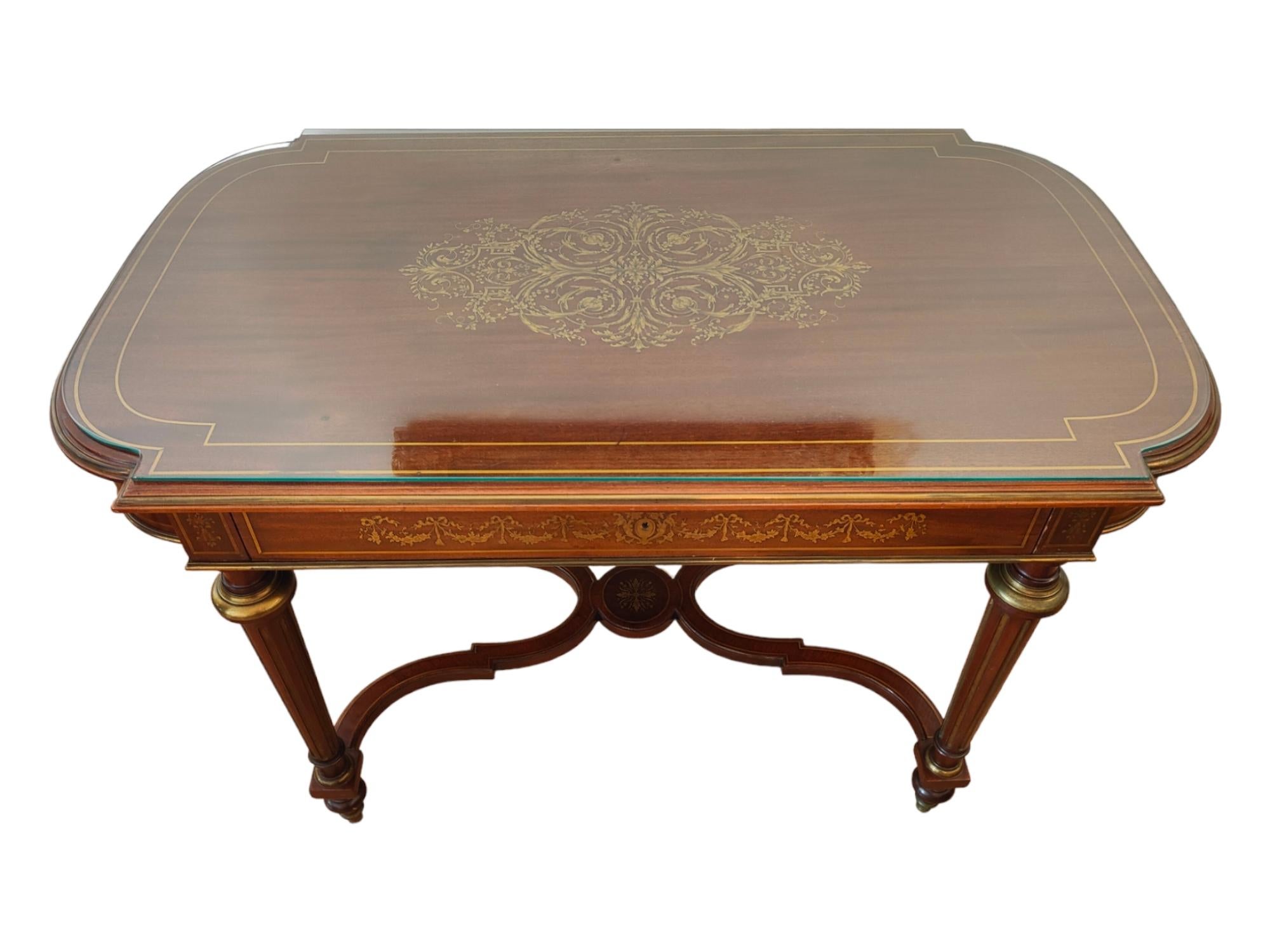 Eleganter französischer Tisch mit Intarsien aus dem 19. Jahrhundert (Spätes 19. Jahrhundert) im Angebot