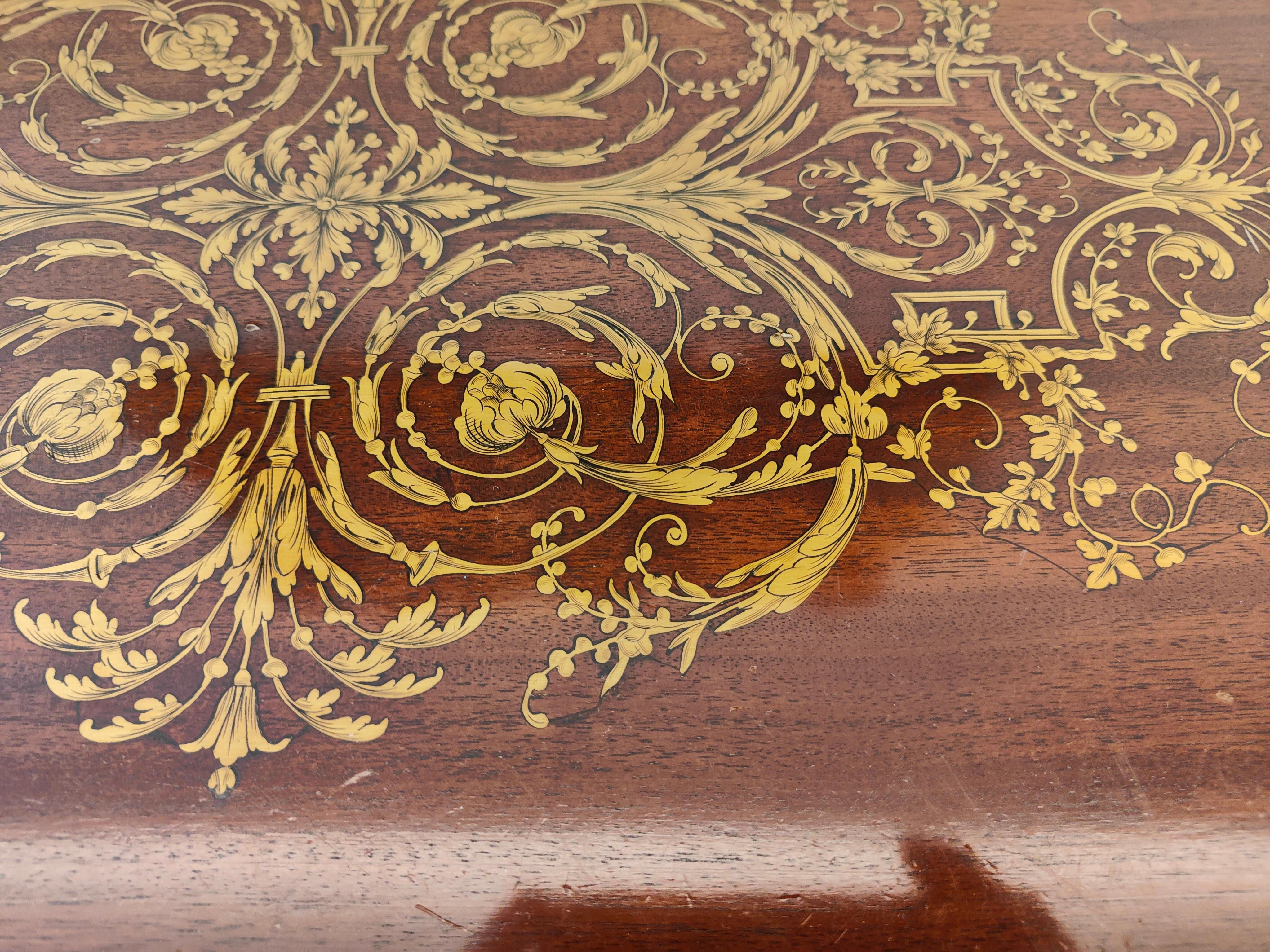 Eleganter französischer Tisch mit Intarsien aus dem 19. Jahrhundert (Obstholz) im Angebot