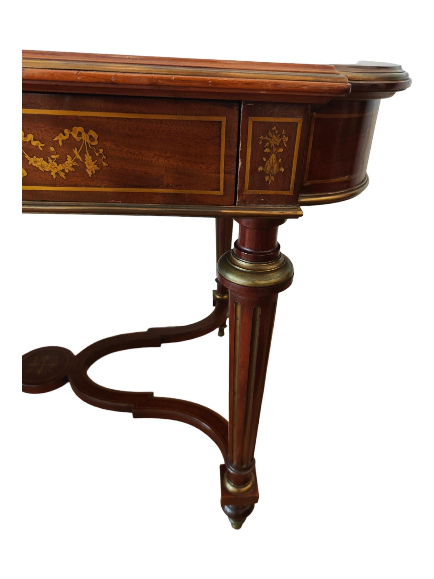 Eleganter französischer Tisch mit Intarsien aus dem 19. Jahrhundert im Angebot 1
