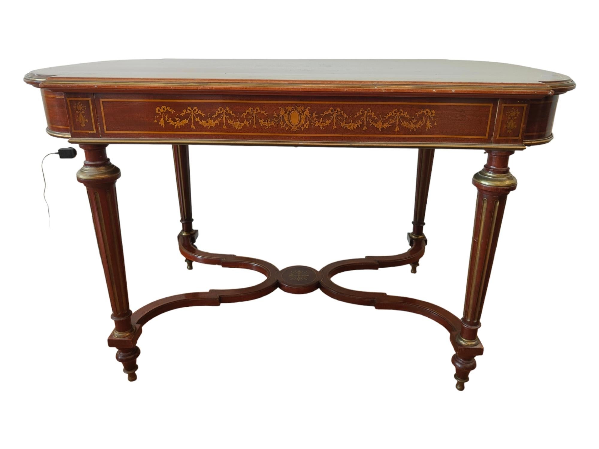 Eleganter französischer Tisch mit Intarsien aus dem 19. Jahrhundert im Angebot 4