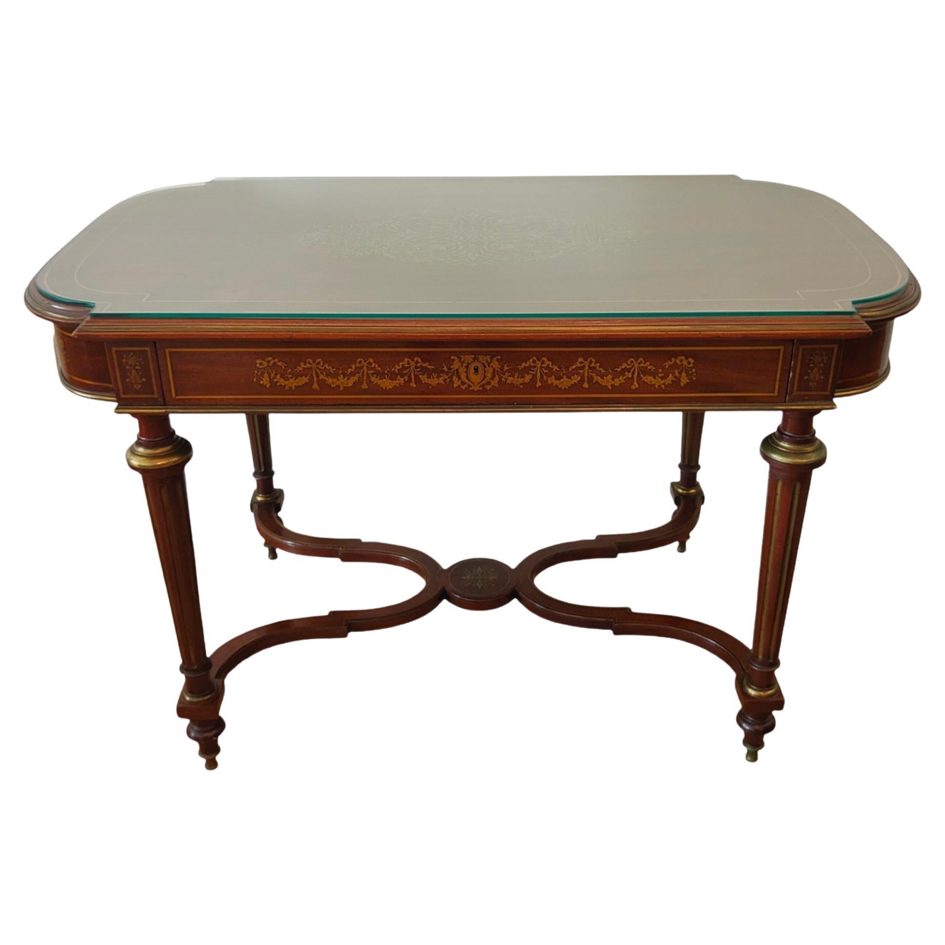 Elégante table française avec marqueterie du 19ème siècle