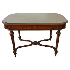 Eleganter französischer Tisch mit Intarsien aus dem 19. Jahrhundert