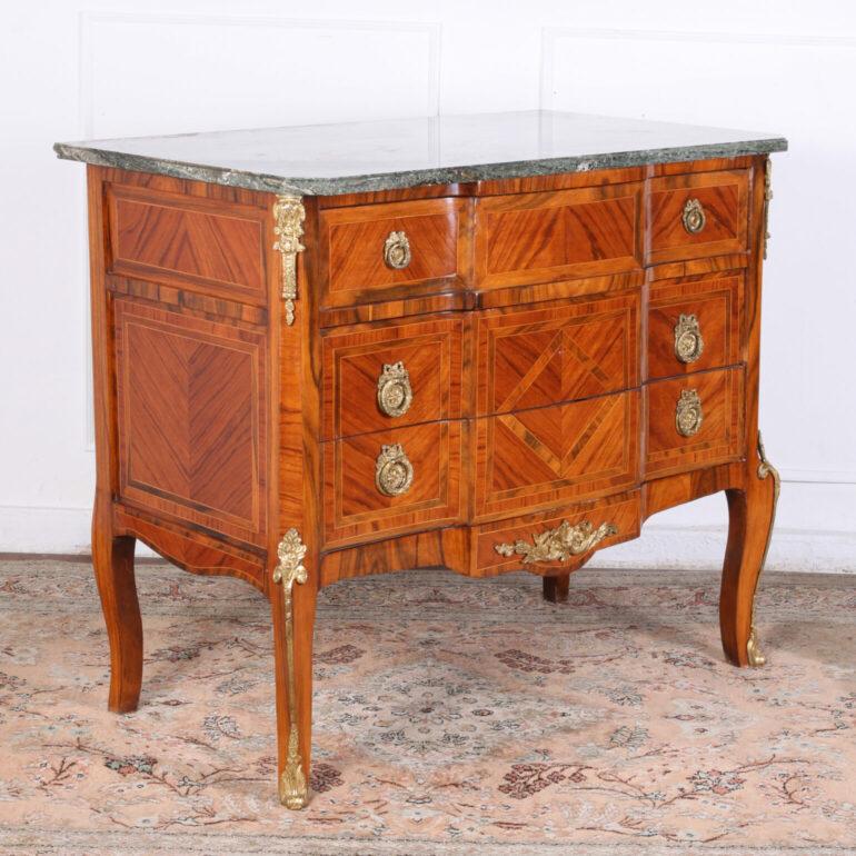 Elegant French Transitional Commode In Good Condition For Sale In Vancouver, British Columbia