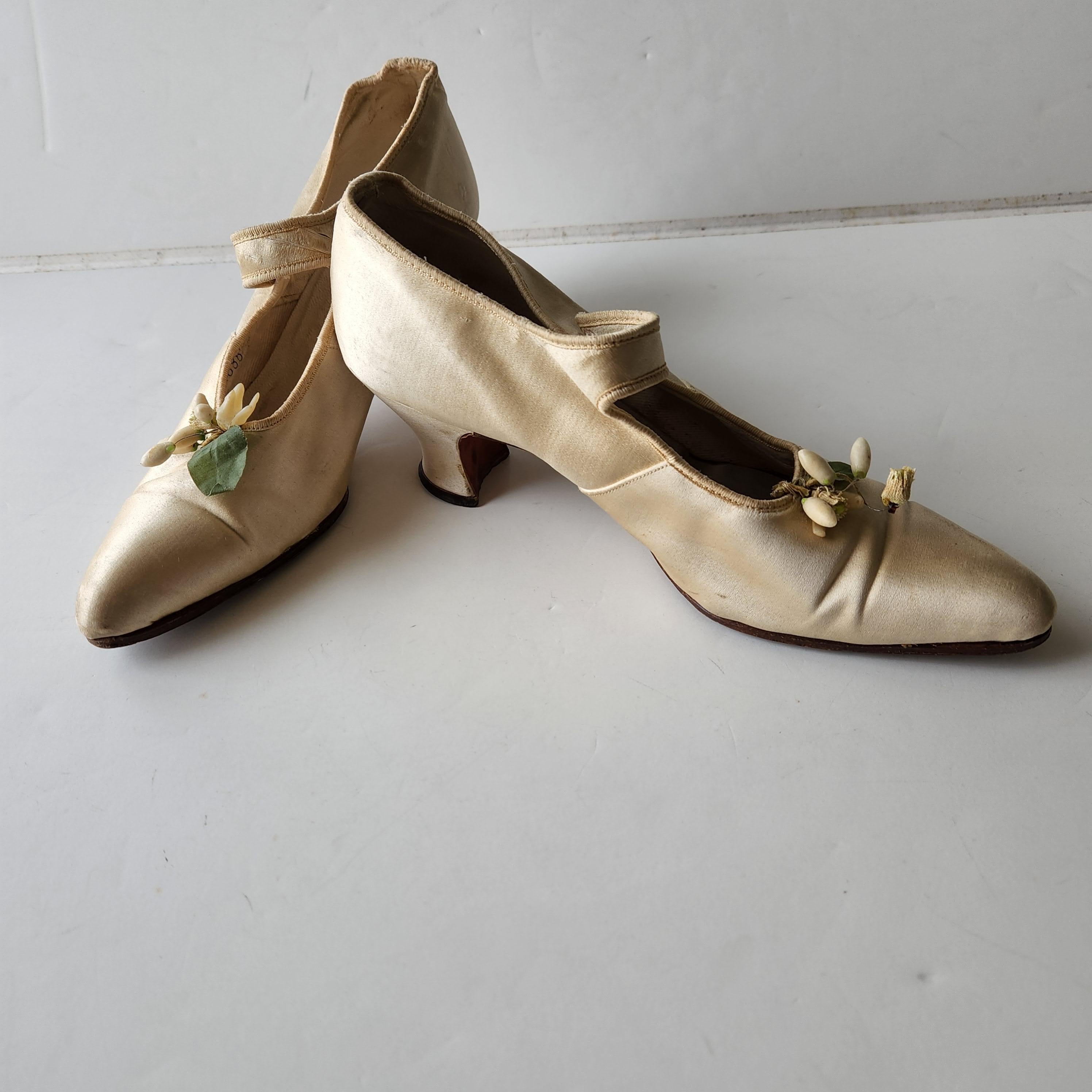 Antique French Victorian Bride Cream Silk Wedding Shoes Dainty Flower Bud For Sale 3