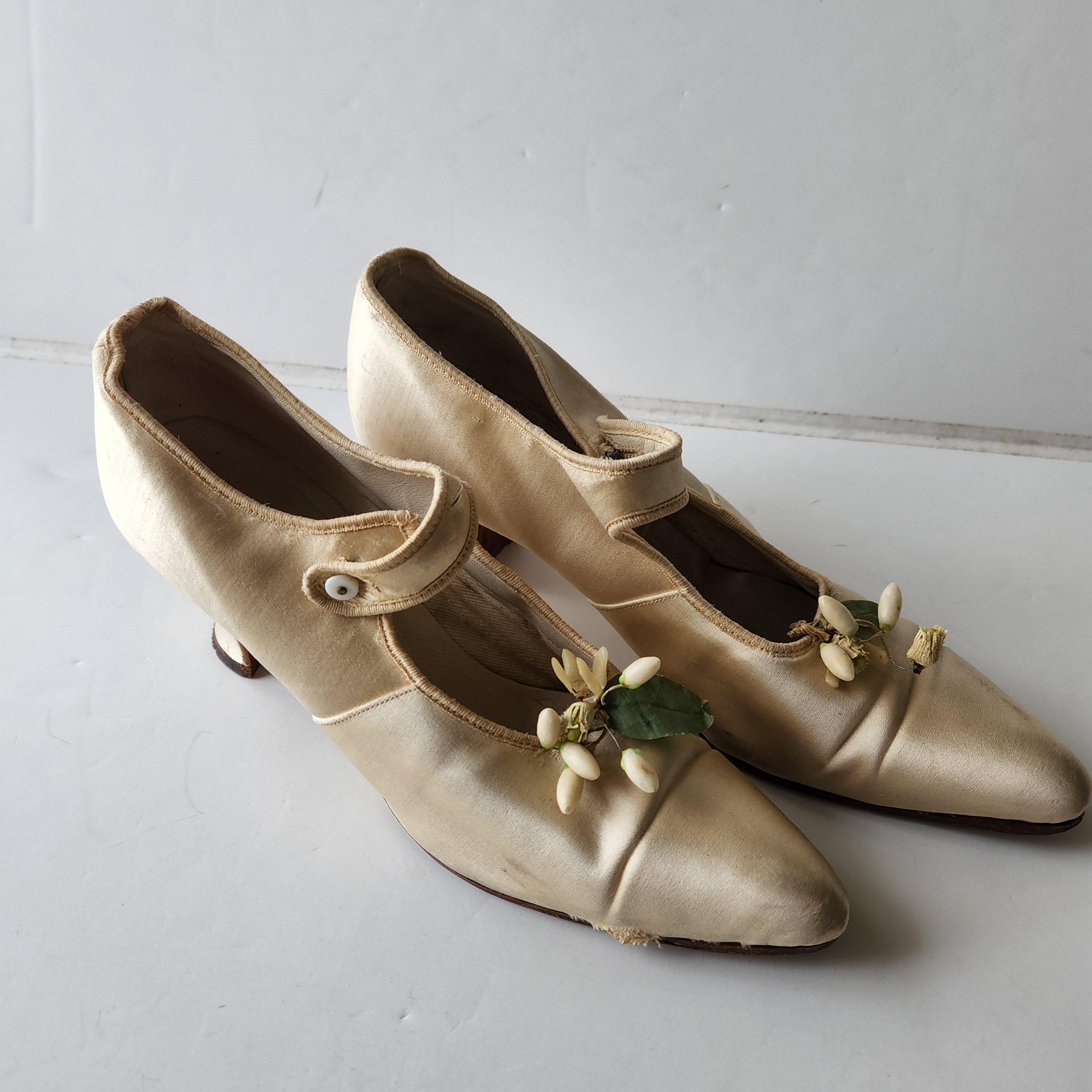 Antique French Victorian Bride Cream Silk Wedding Shoes Dainty Flower Bud For Sale 1