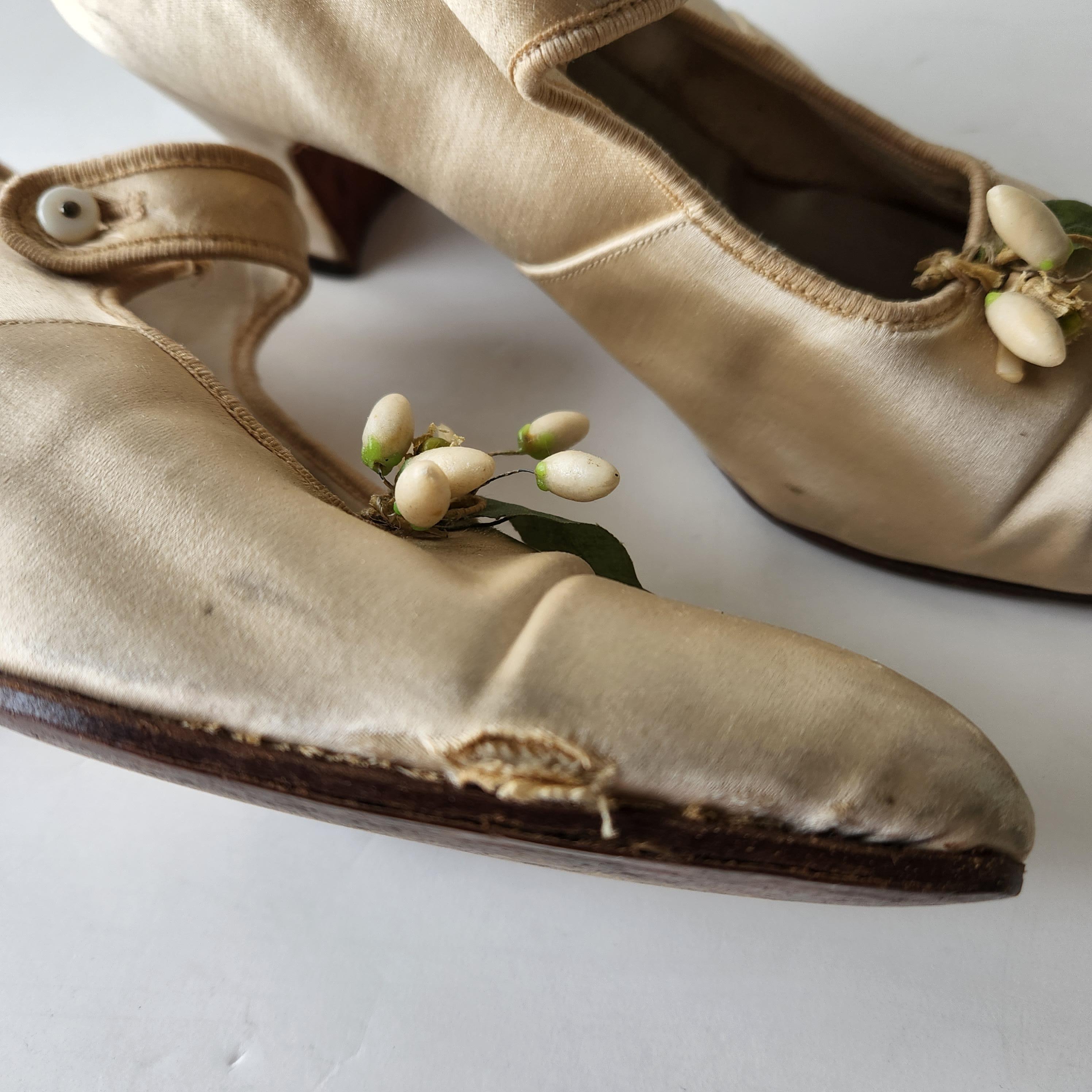 Antique French Victorian Bride Cream Silk Wedding Shoes Dainty Flower Bud For Sale 2