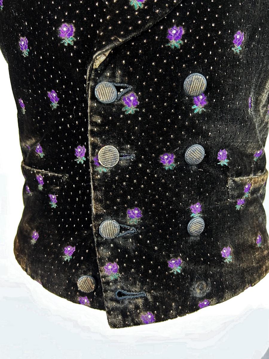 Elegant French Victorian waistcoat in brocaded velvet - France Circa 1860 For Sale 6