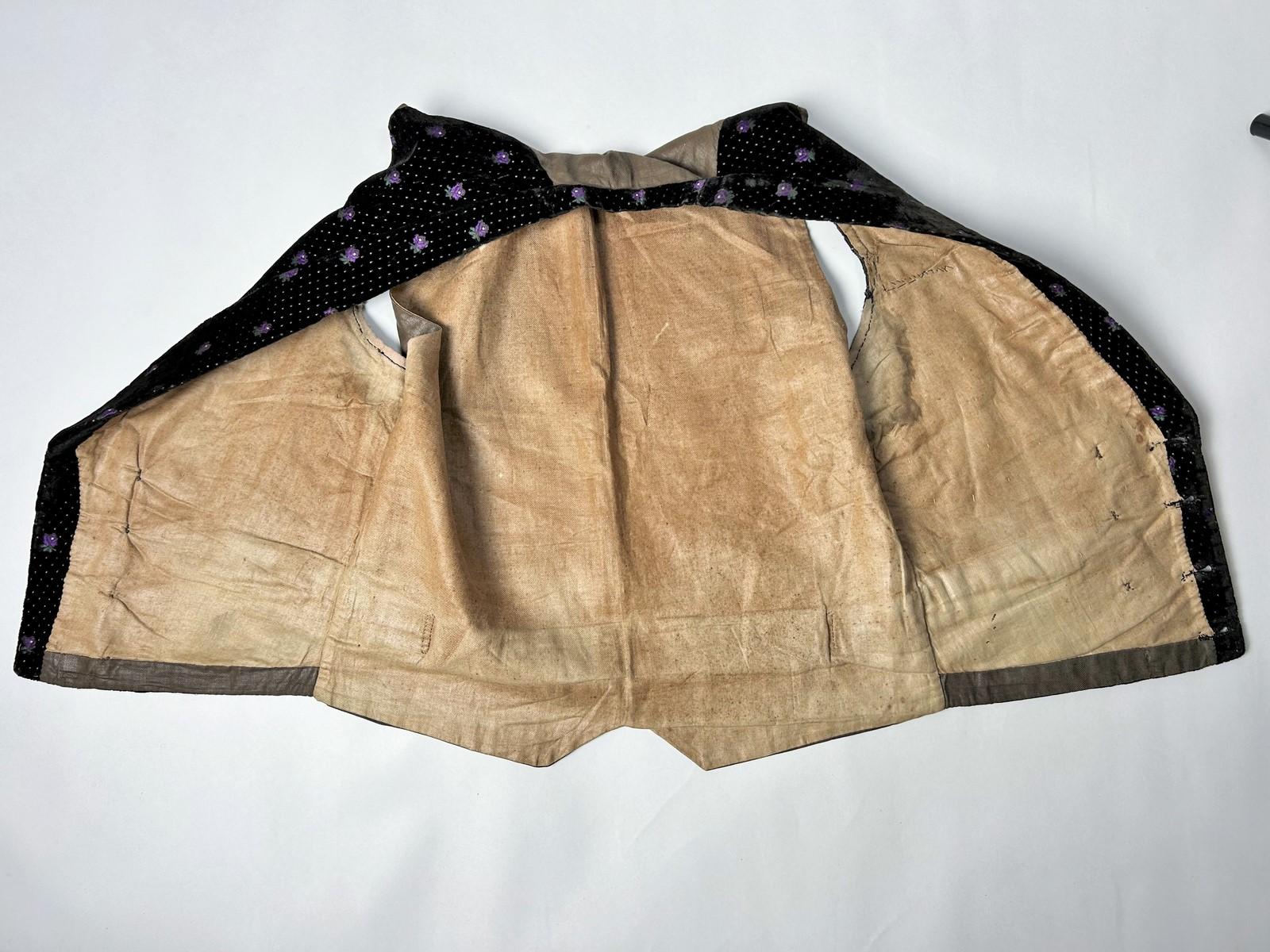 Elegant French Victorian waistcoat in brocaded velvet - France Circa 1860 For Sale 8