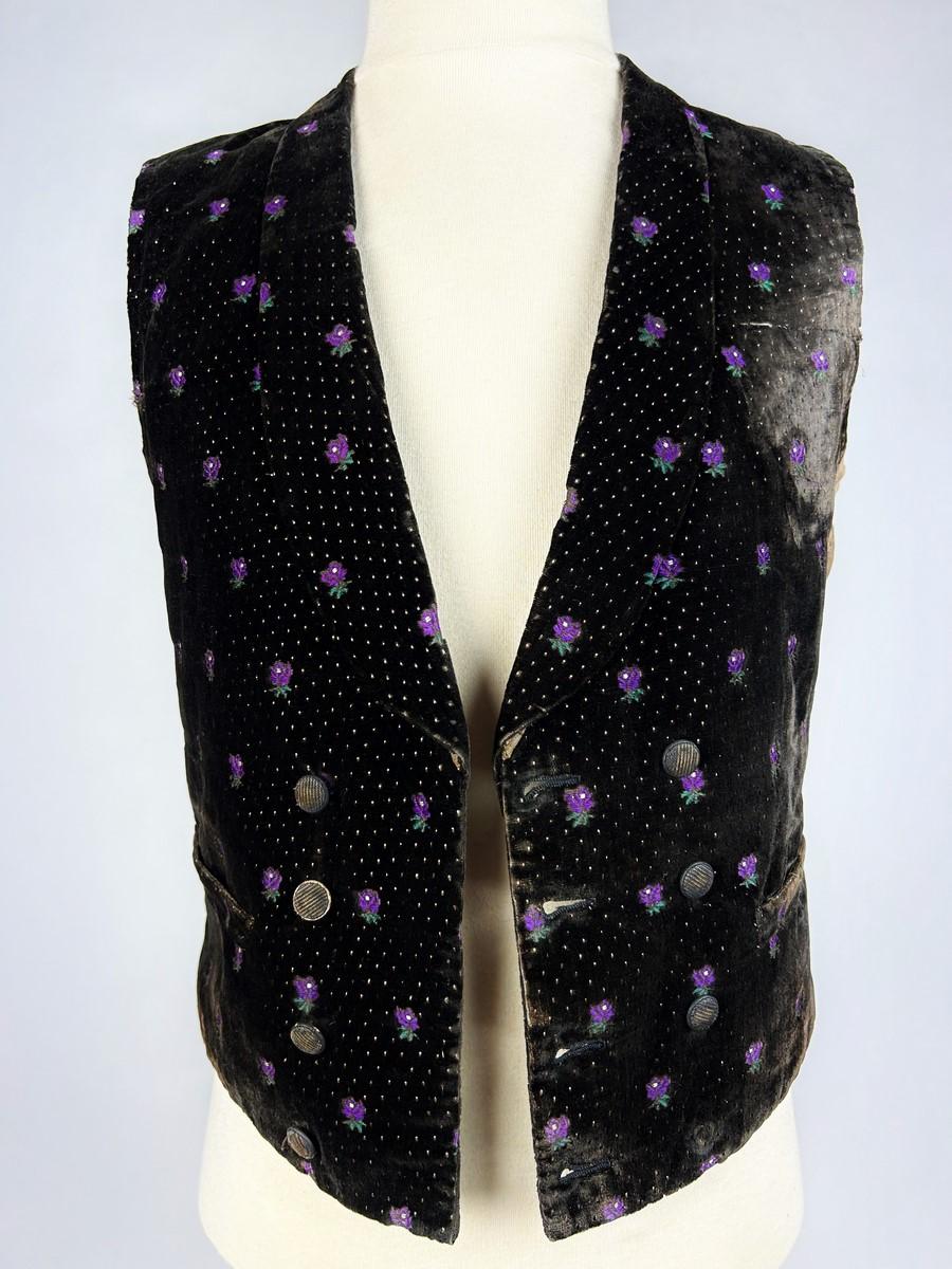 Women's or Men's Elegant French Victorian waistcoat in brocaded velvet - France Circa 1860 For Sale