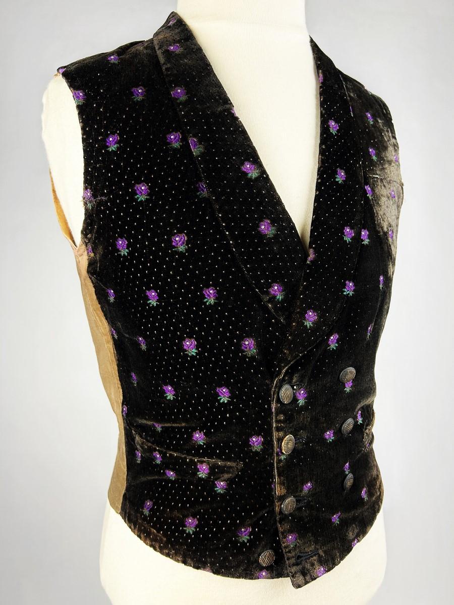 Women's or Men's Elegant French Victorian waistcoat in brocaded velvet - France Circa 1860 For Sale
