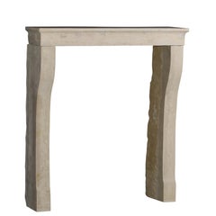 Elegante cornice francese per caminetto vintage in pietra calcarea