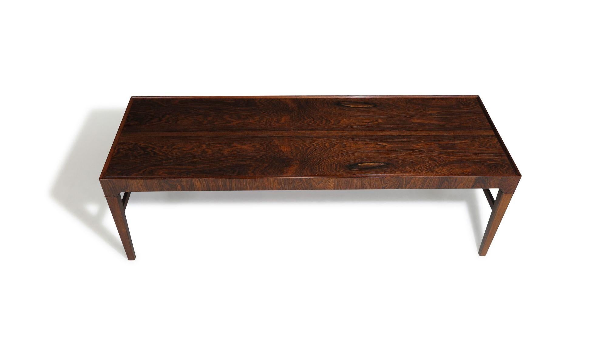 Elegant Frits Henningsen Danish Rosewood Coffee Table In Excellent Condition For Sale In Oakland, CA