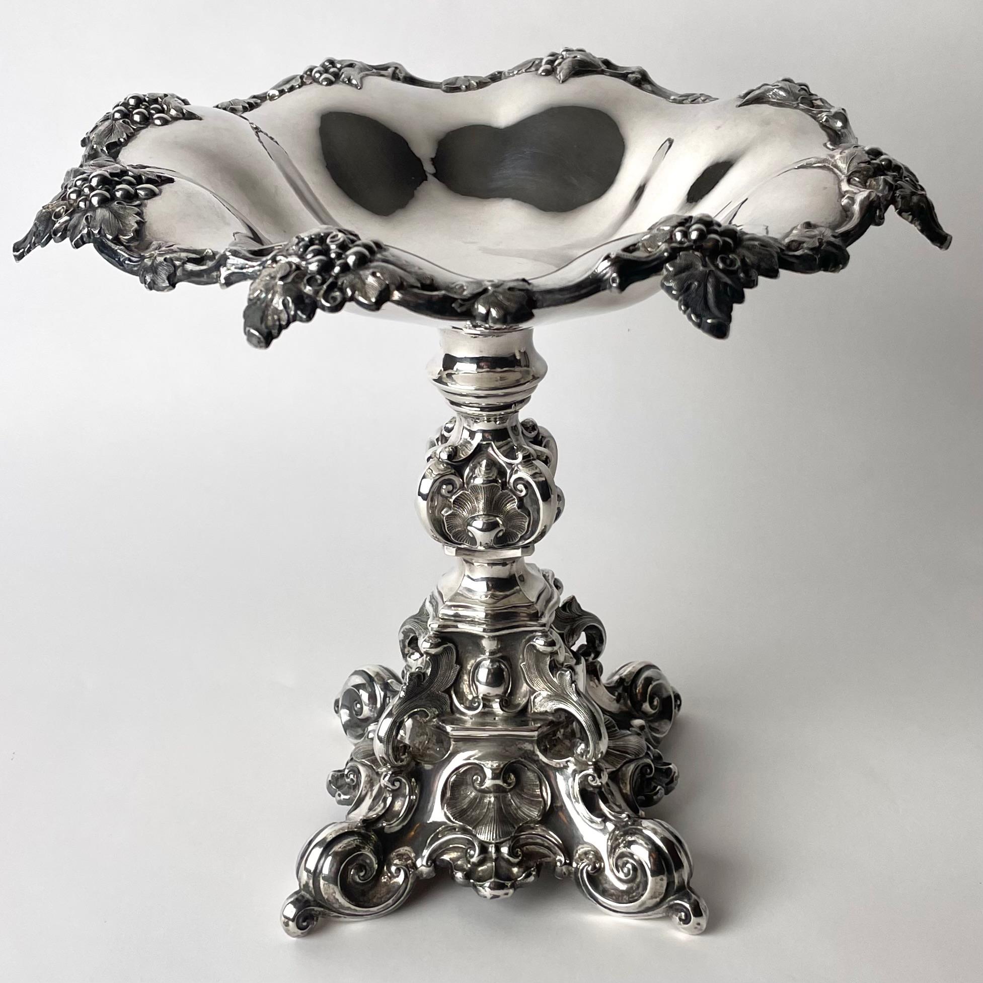 Elegant Fruit Bowl in hallmarked silver from Gothenburg, Sweden dated 1858 In Good Condition For Sale In Knivsta, SE
