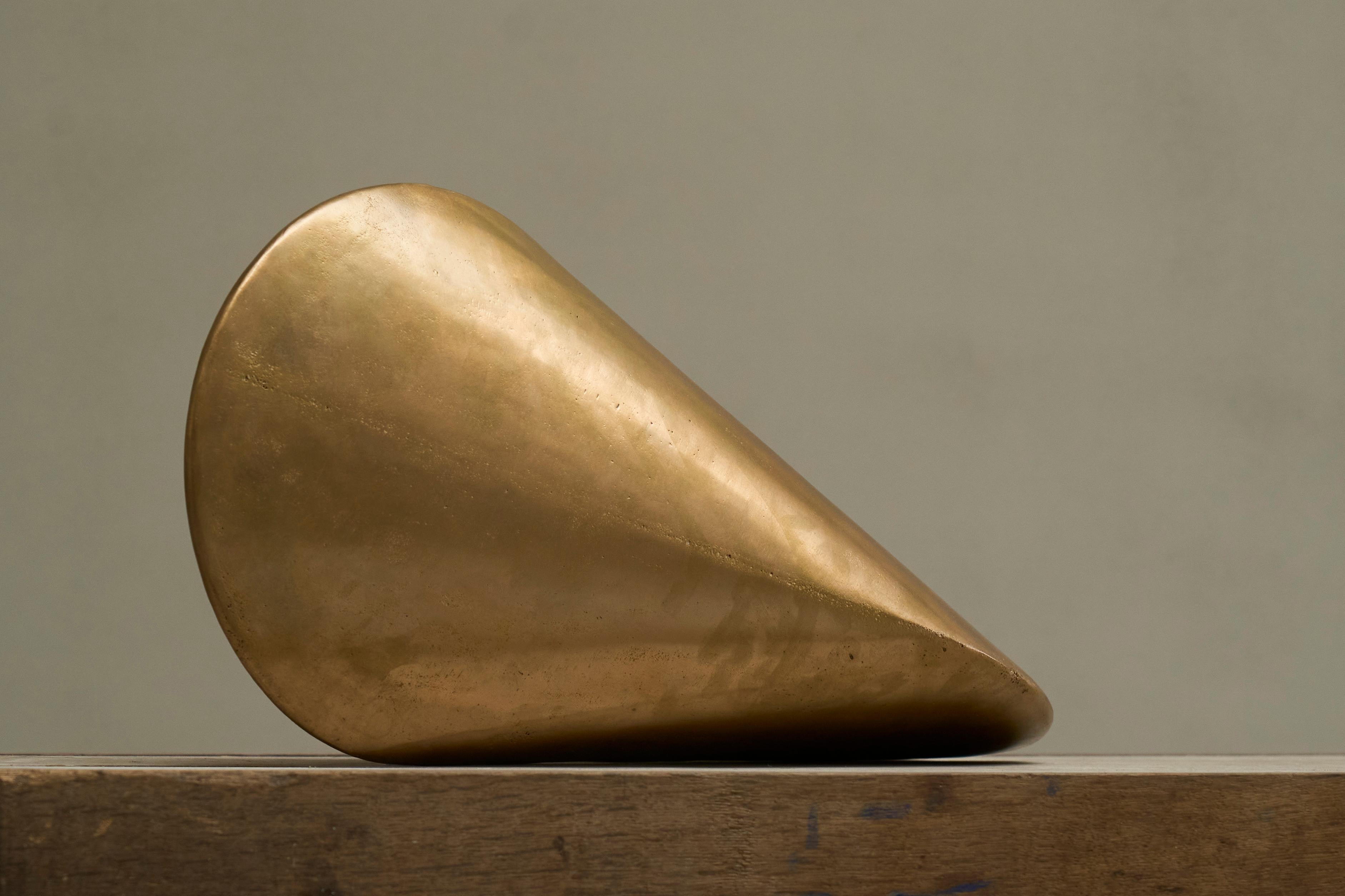 Eleganza della scultura geometrica in ottone fuso patinato a sabbia in vendita 4