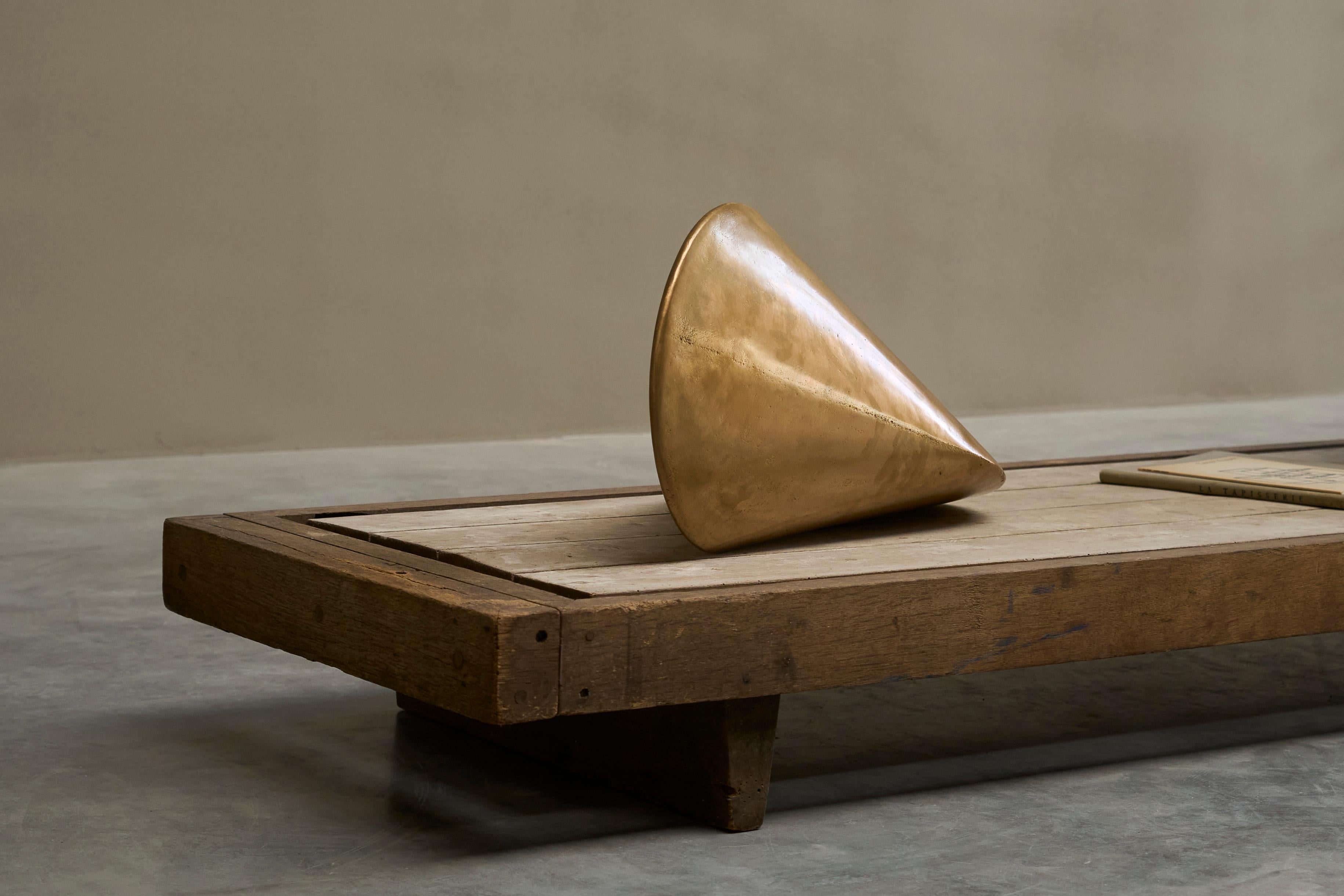 Eleganza della scultura geometrica in ottone fuso patinato a sabbia in vendita 5