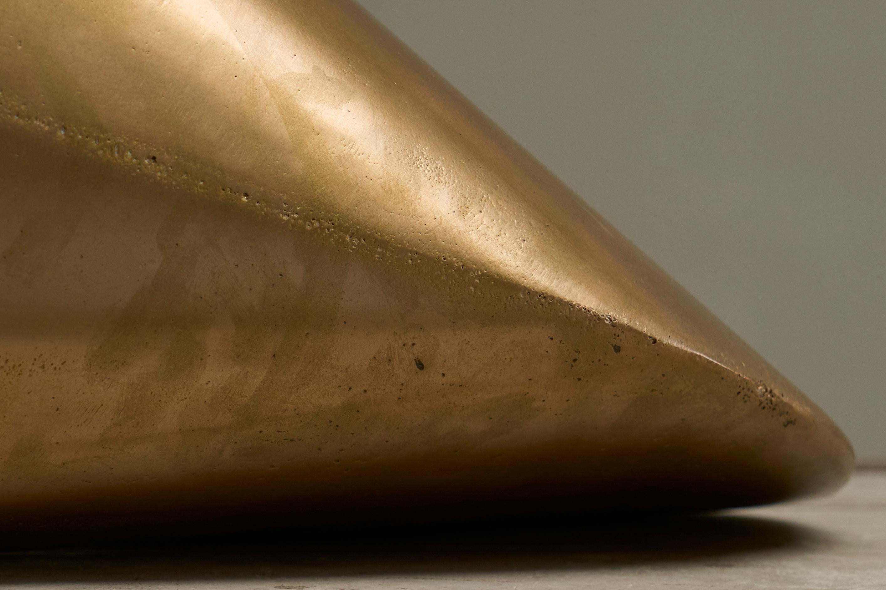 Eleganza della scultura geometrica in ottone fuso patinato a sabbia in vendita 6