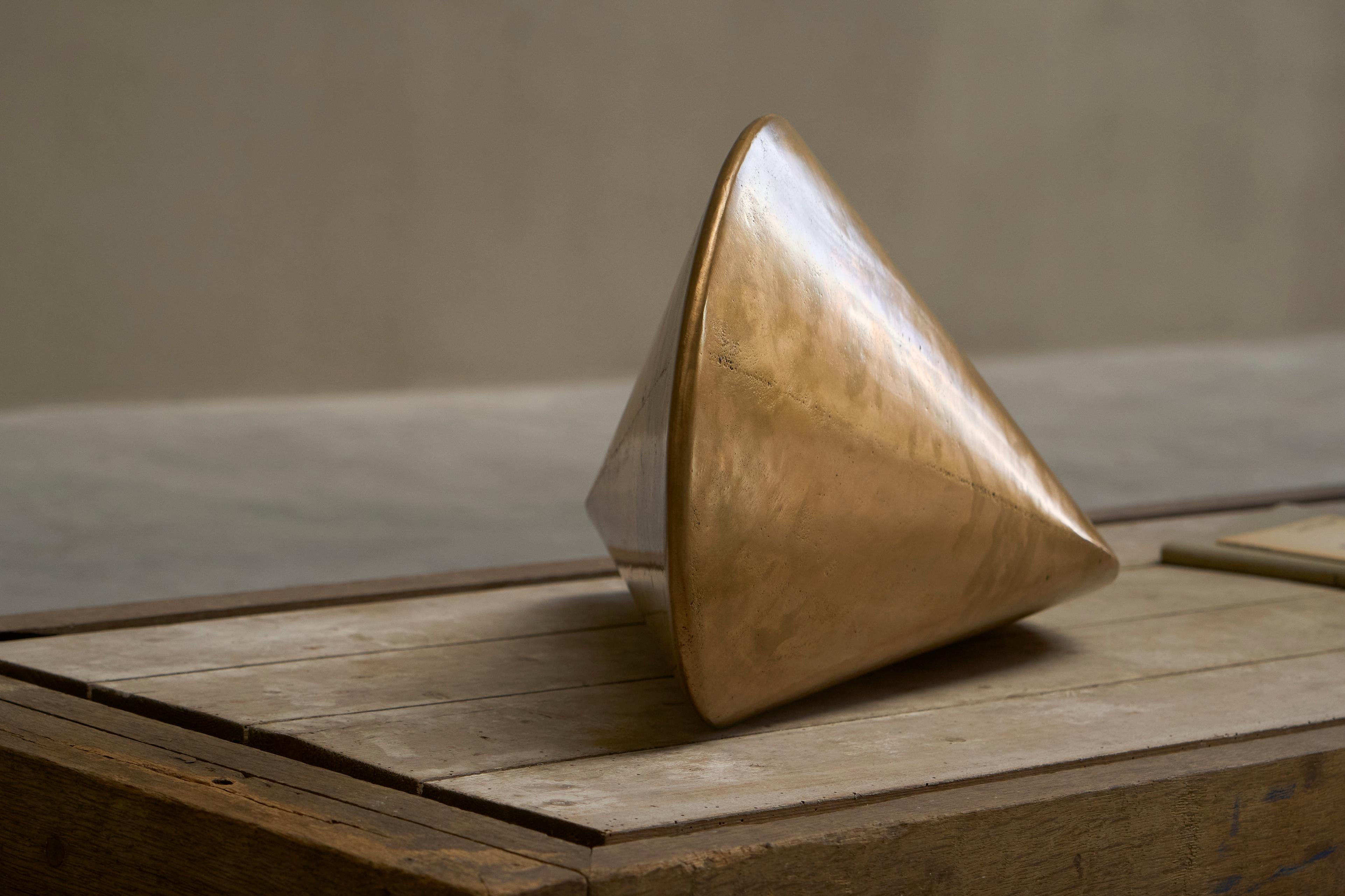 Eleganza della scultura geometrica in ottone fuso patinato a sabbia in vendita 7