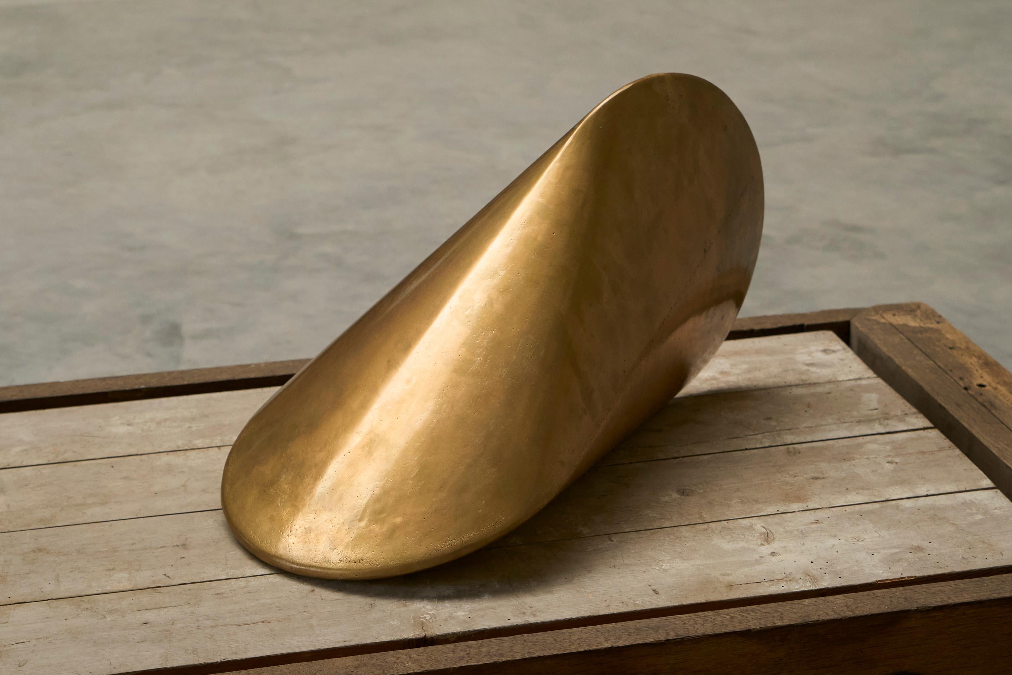 Eleganza della scultura geometrica in ottone fuso patinato a sabbia in vendita 8