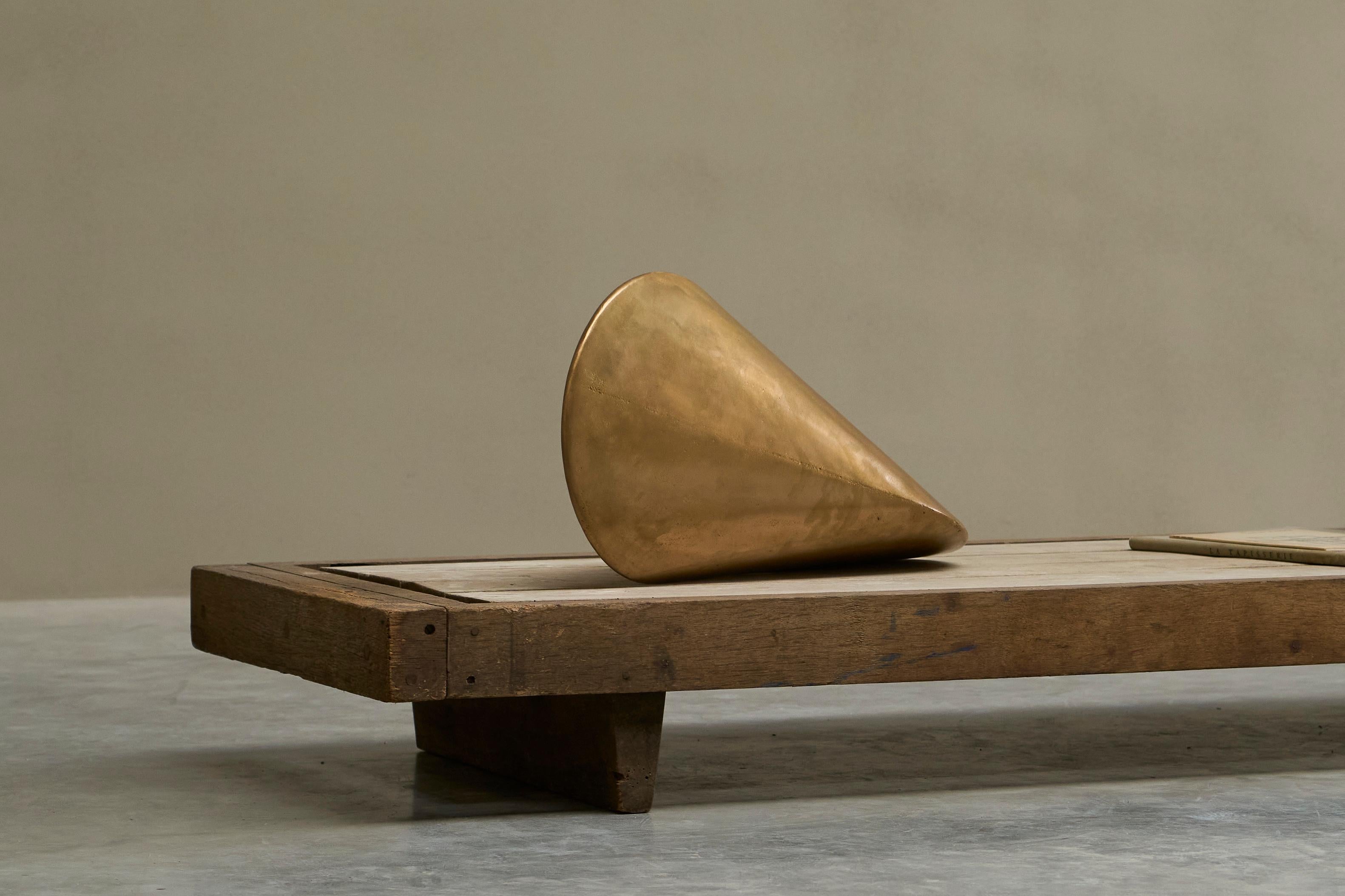 Eleganza della scultura geometrica in ottone fuso patinato a sabbia in vendita 9