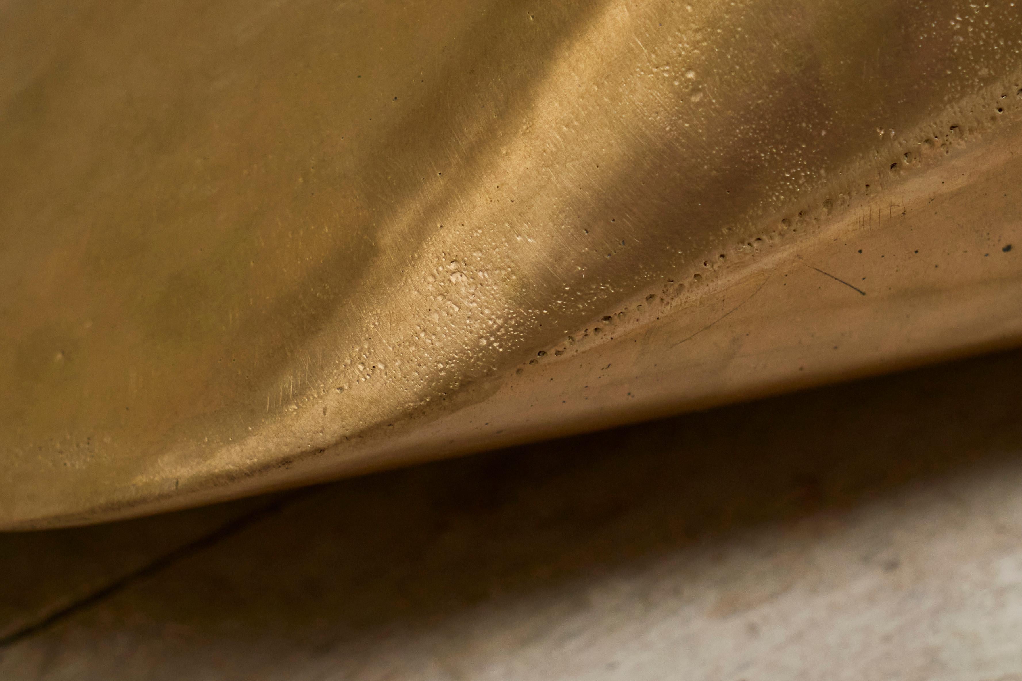 Eleganza della scultura geometrica in ottone fuso patinato a sabbia in vendita 10