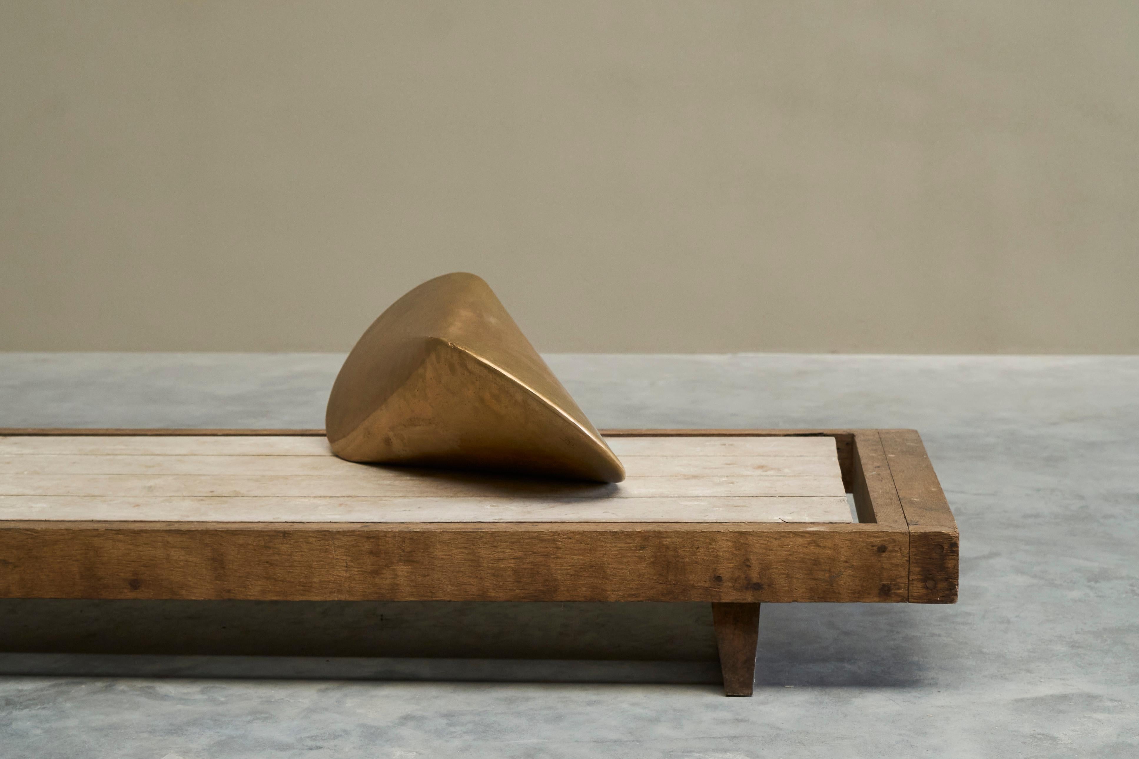 Eleganza della scultura geometrica in ottone fuso patinato a sabbia in vendita 12