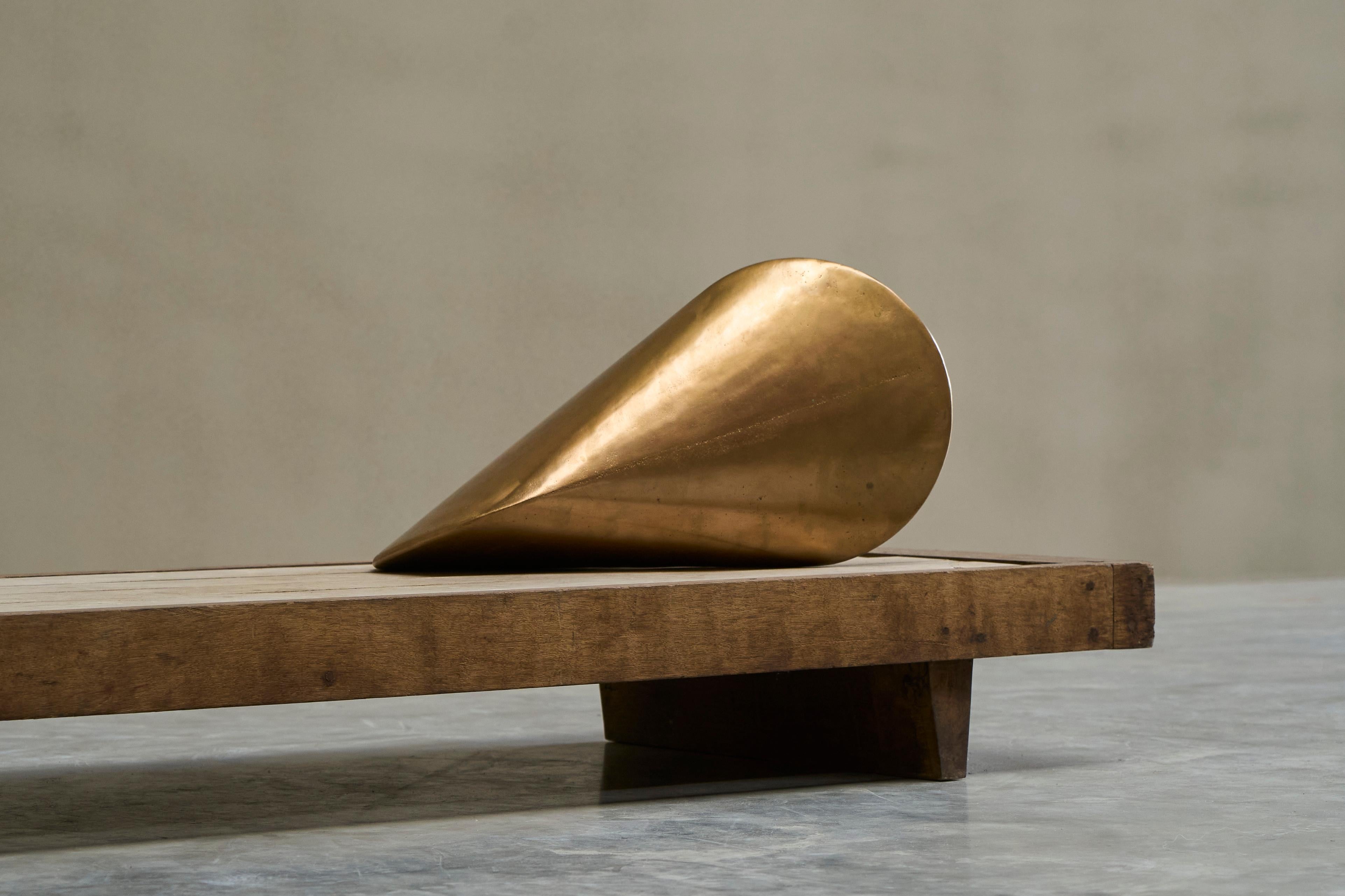 Eleganza della scultura geometrica in ottone fuso patinato a sabbia in vendita 14