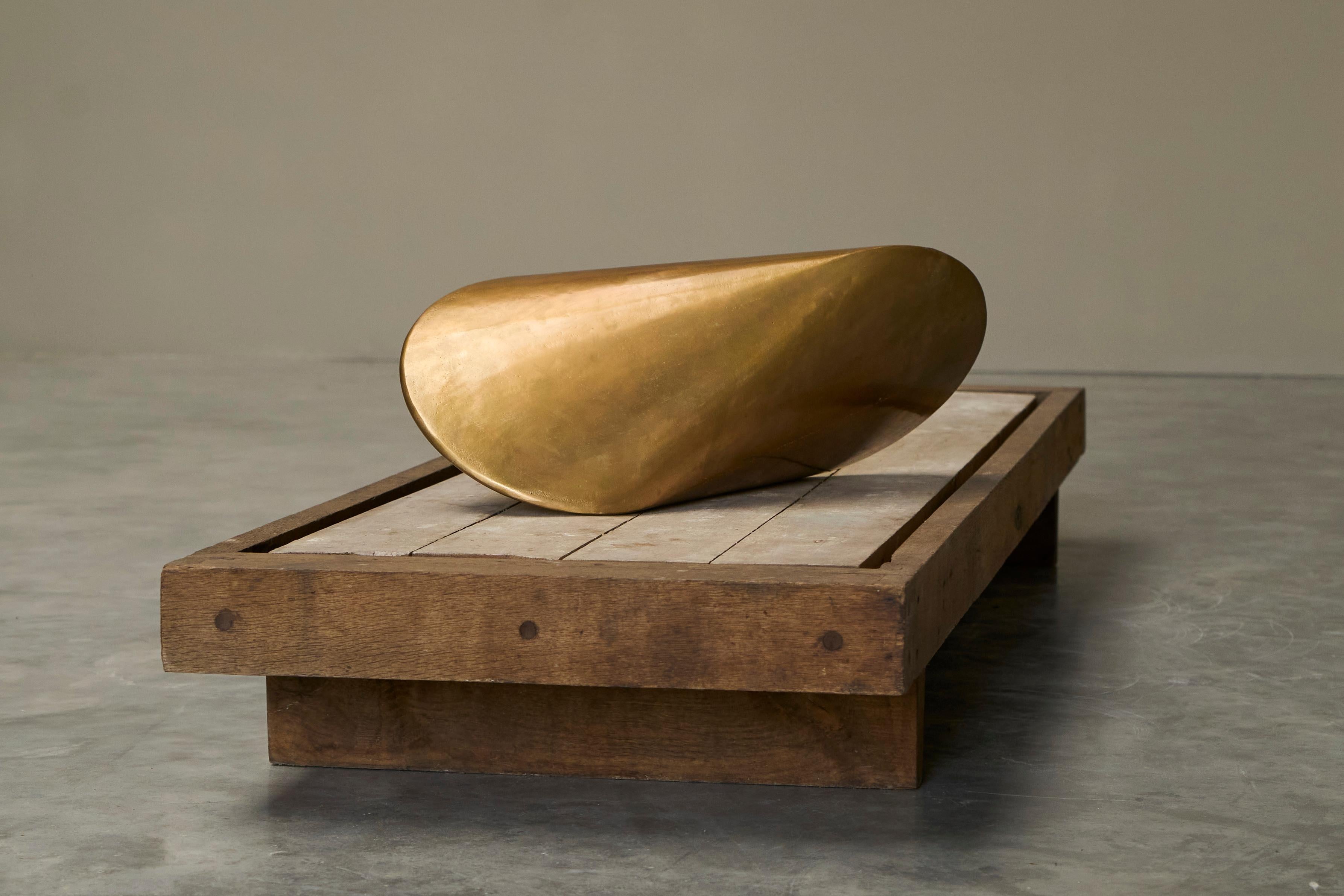 Fatto a mano Eleganza della scultura geometrica in ottone fuso patinato a sabbia in vendita