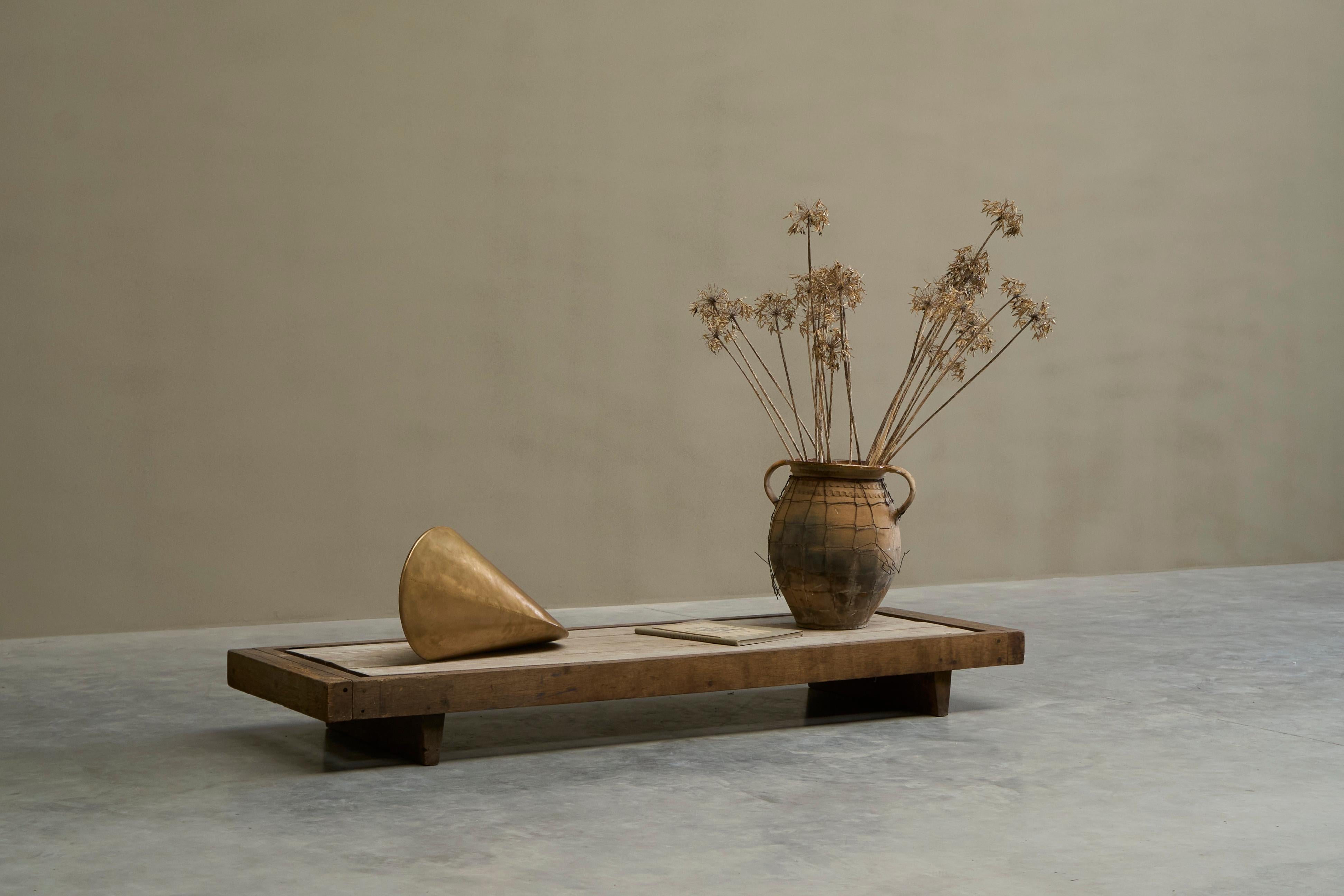 Eleganza della scultura geometrica in ottone fuso patinato a sabbia In condizioni buone in vendita a Meer, VAN