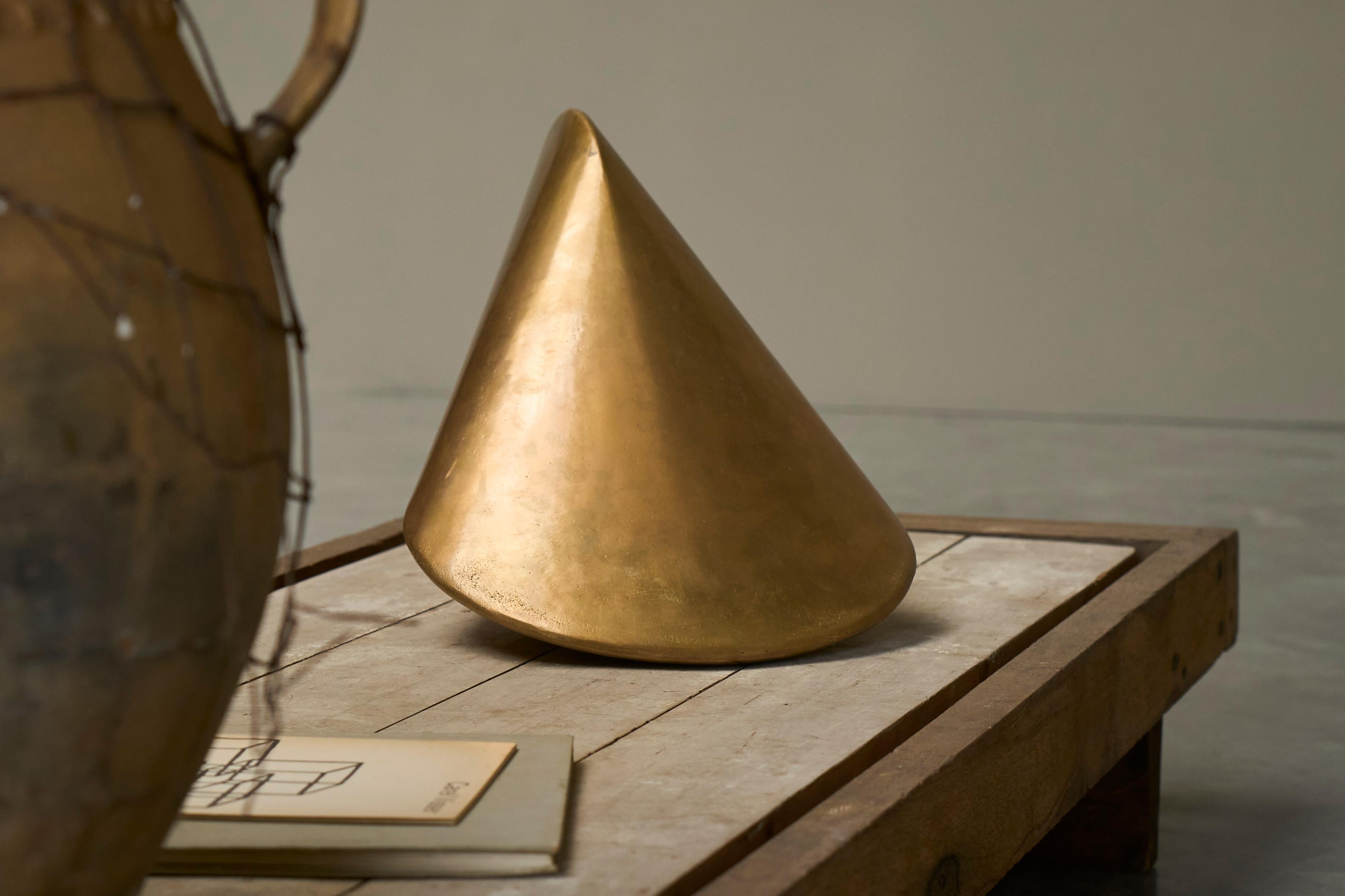 XXI secolo e contemporaneo Eleganza della scultura geometrica in ottone fuso patinato a sabbia in vendita