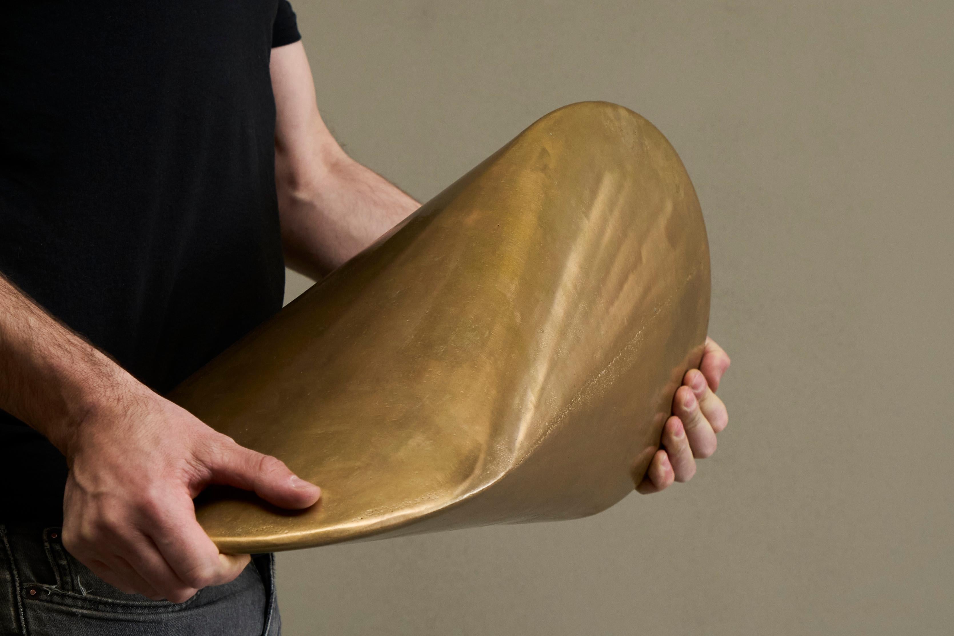 Ottone Eleganza della scultura geometrica in ottone fuso patinato a sabbia in vendita