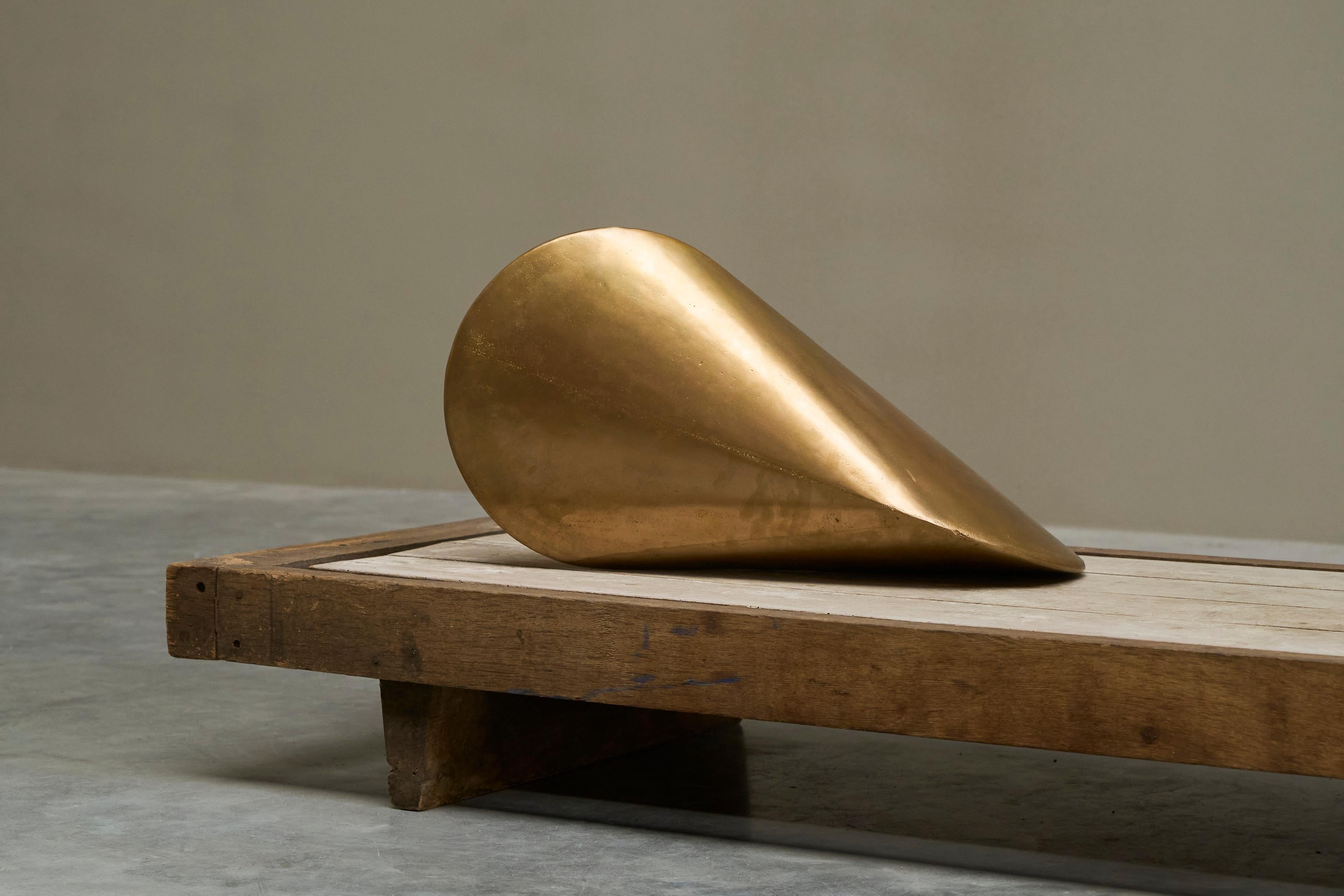 Eleganza della scultura geometrica in ottone fuso patinato a sabbia in vendita 1