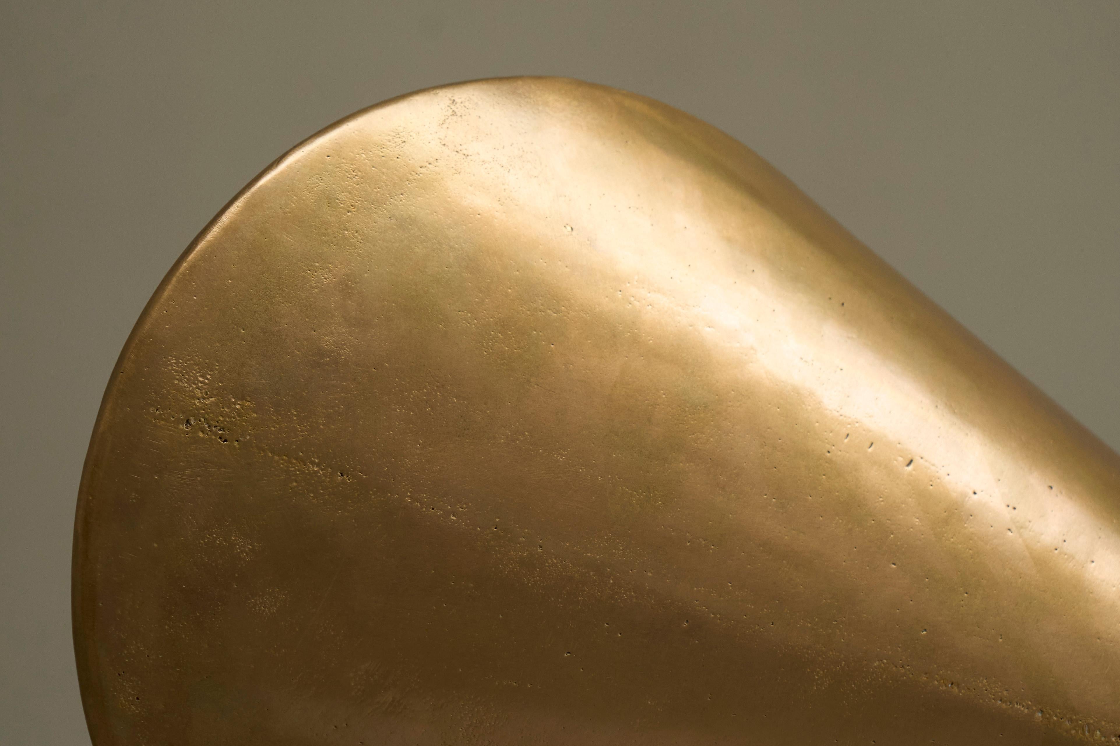 Eleganza della scultura geometrica in ottone fuso patinato a sabbia in vendita 2