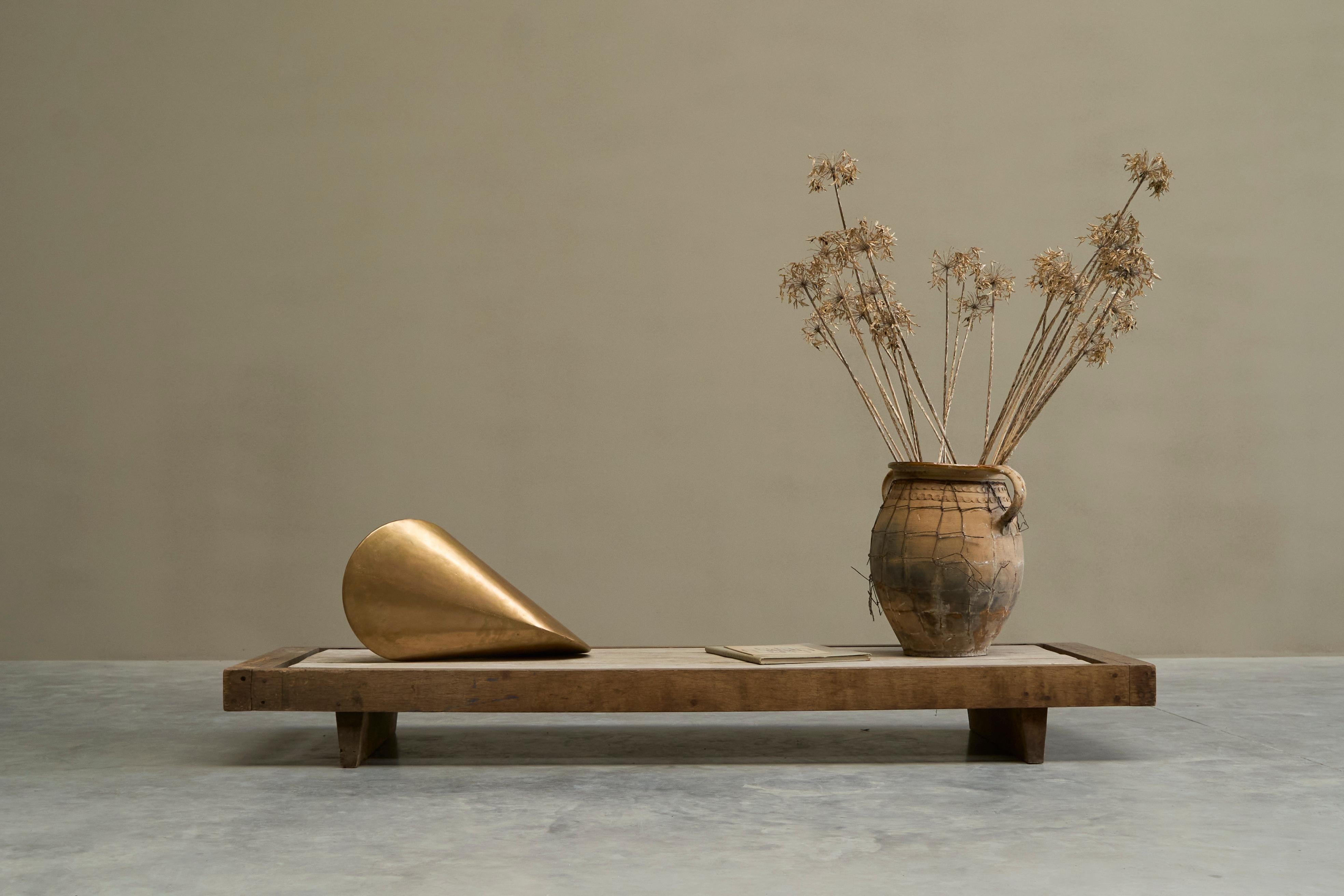 Eleganza della scultura geometrica in ottone fuso patinato a sabbia in vendita 3