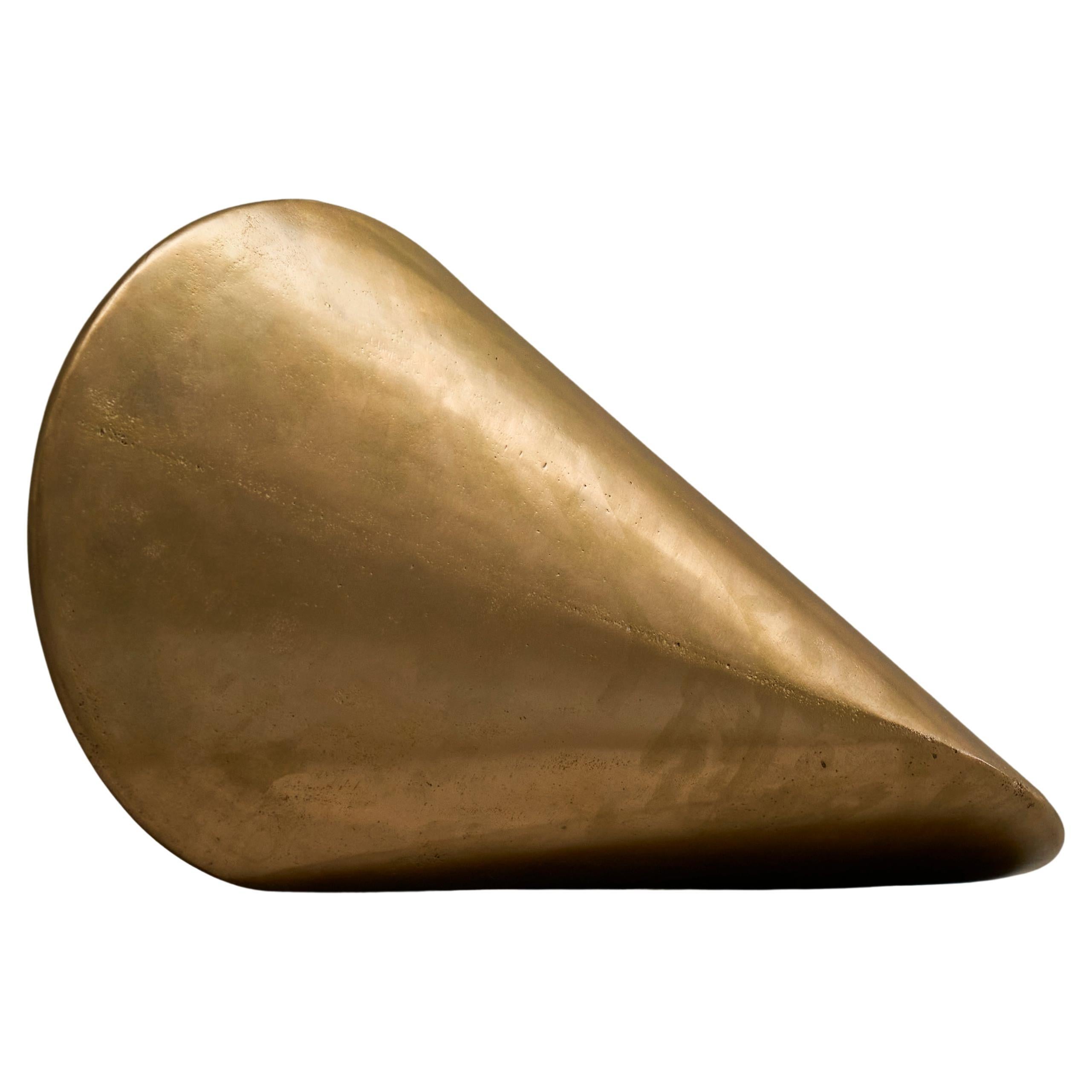 Eleganza della scultura geometrica in ottone fuso patinato a sabbia