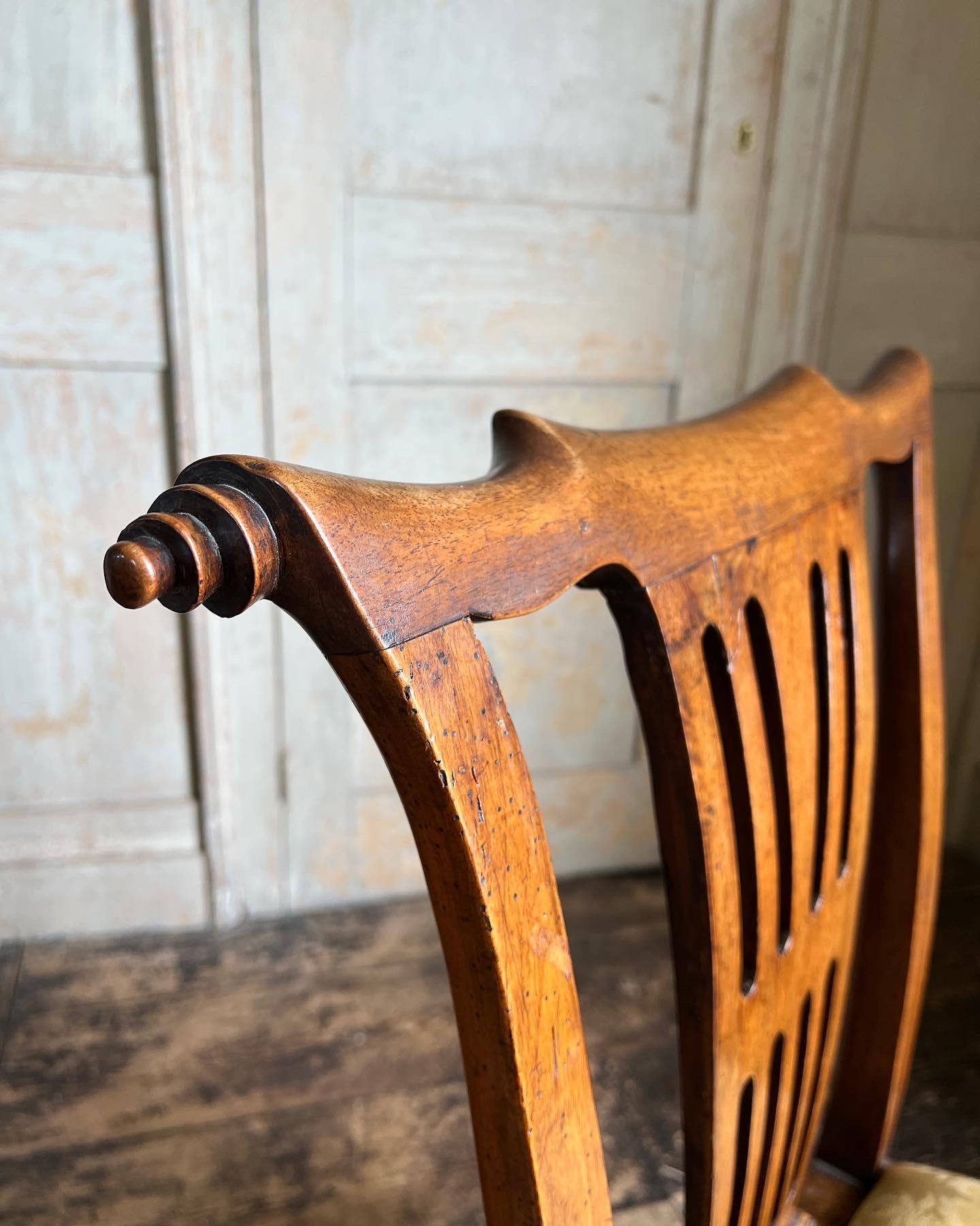 Hand-Carved Elegant George II Walnut Carved Side Chair, c.1730 For Sale