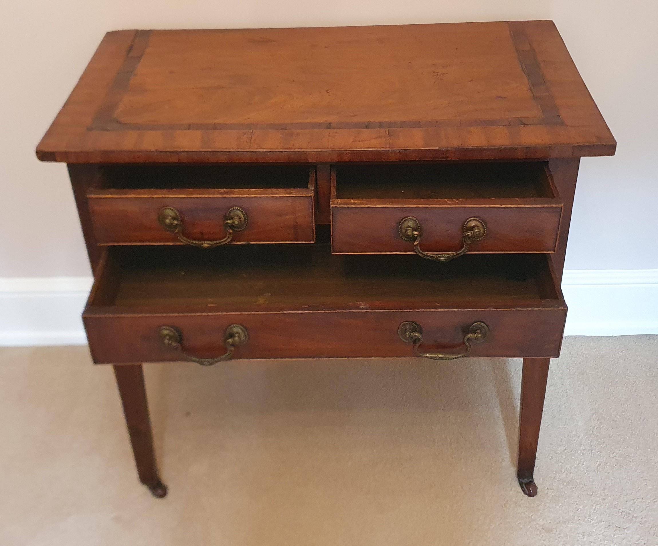 Elegant George III style lowboy with three drawer and delicate marquetry top For Sale 3