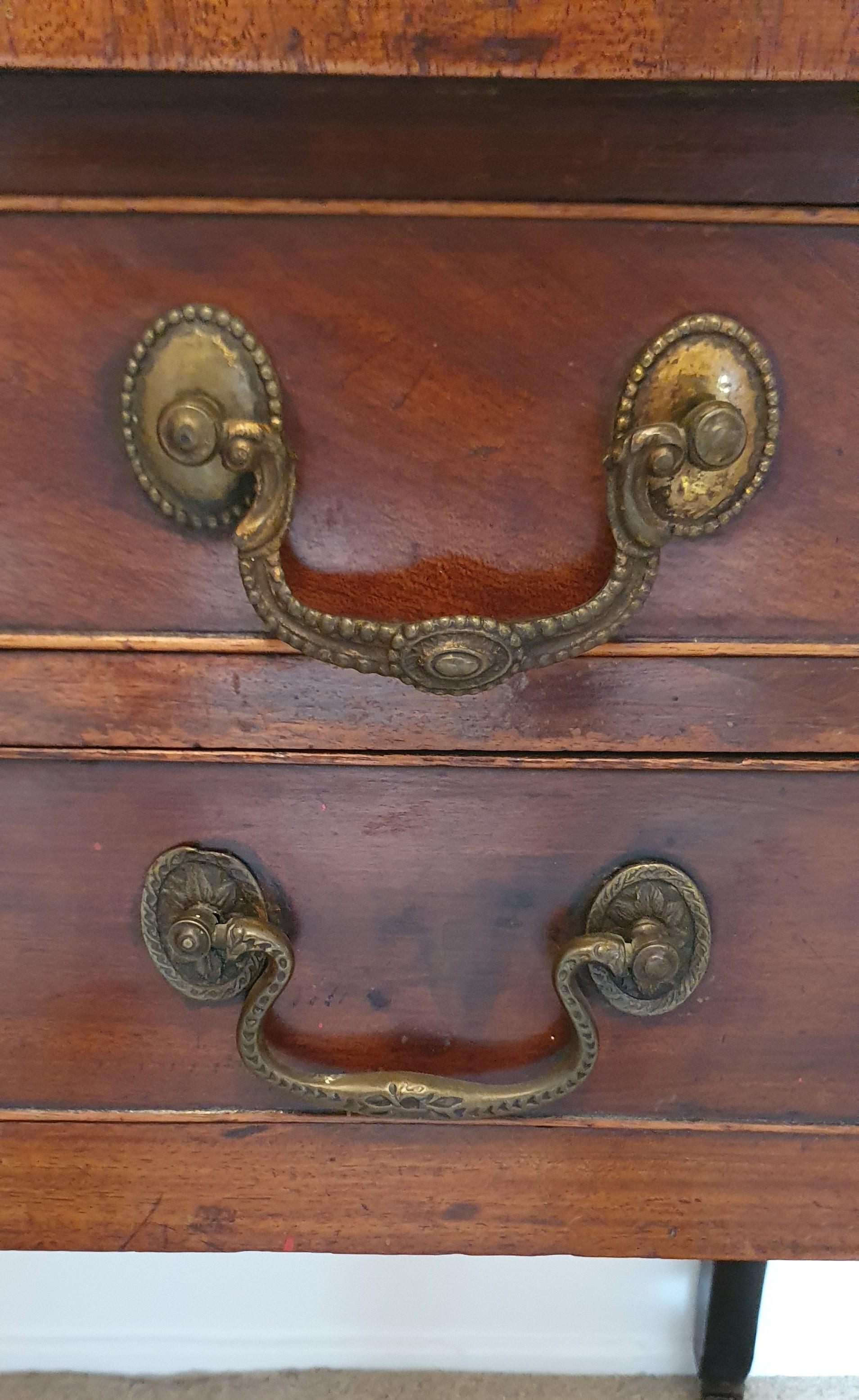 Elegant George III style lowboy with three drawer and delicate marquetry top For Sale 4