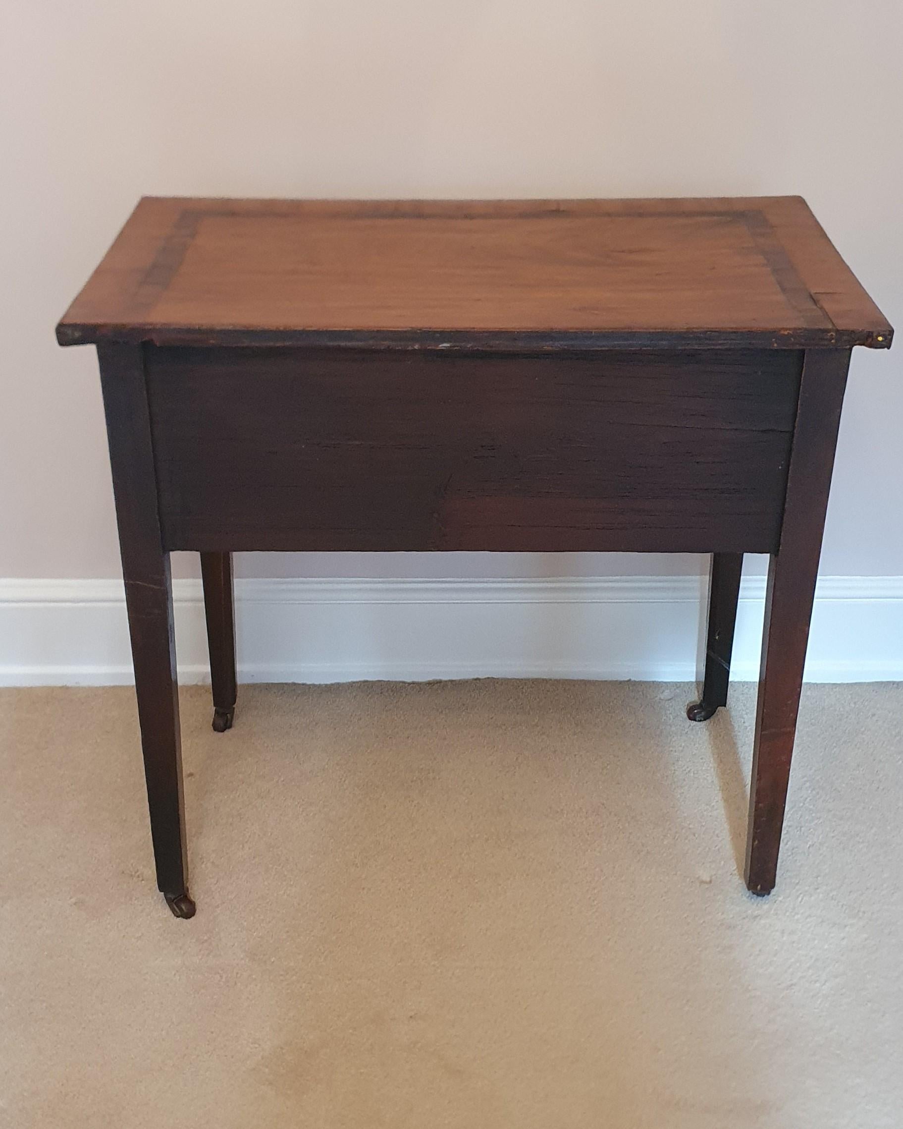 Elegant George III style lowboy with three drawer and delicate marquetry top For Sale 8