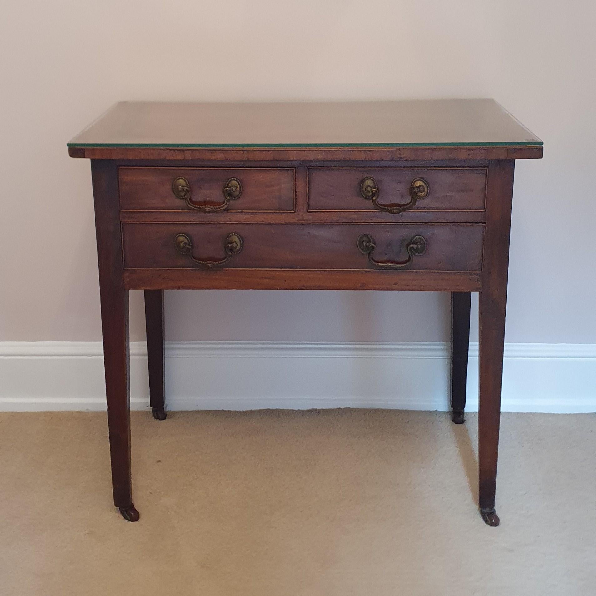 Georgian Elegant George III style lowboy with three drawer and delicate marquetry top For Sale