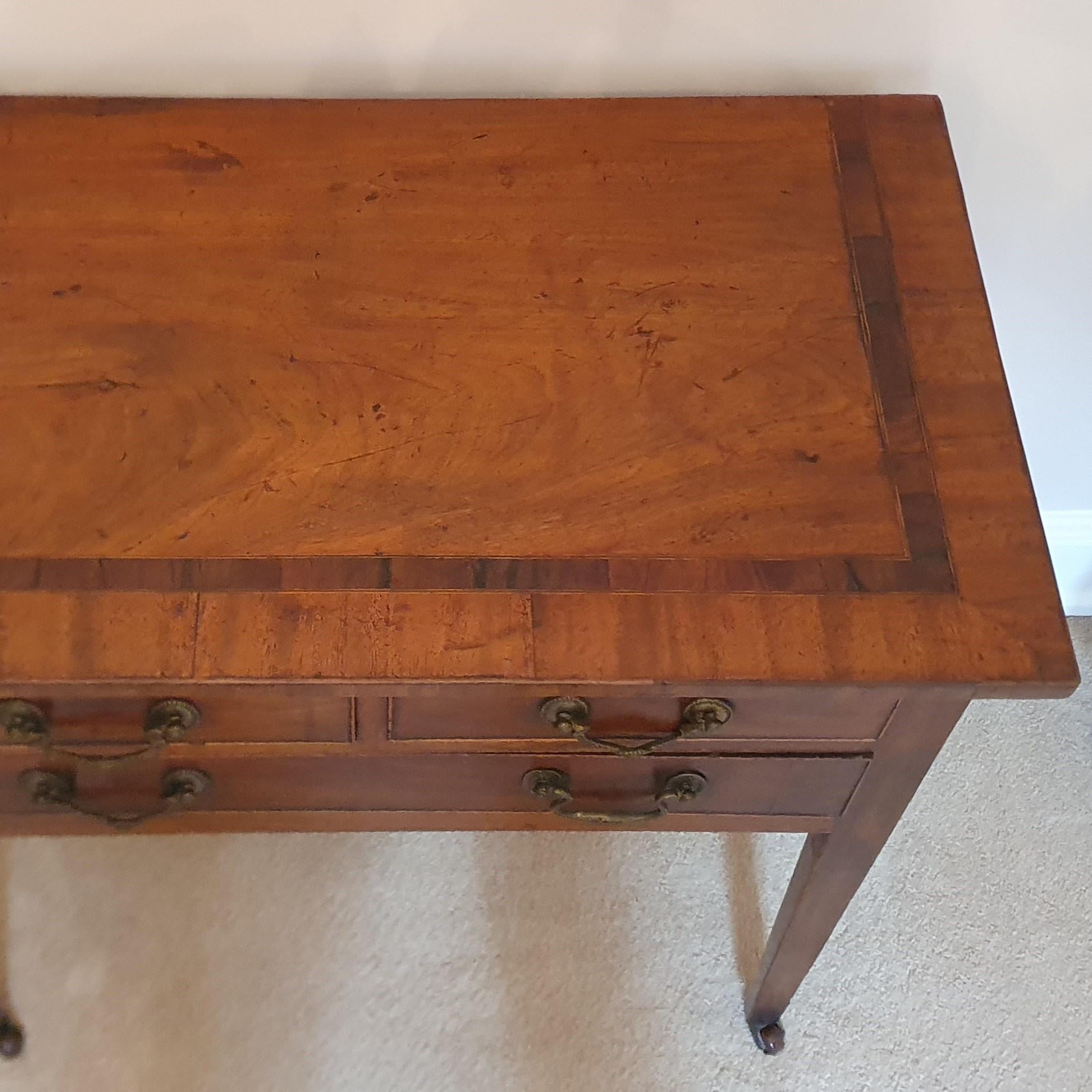 Elegant George III style lowboy with three drawer and delicate marquetry top In Good Condition For Sale In London, GB