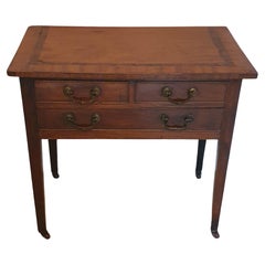 Elegante mueble bajo estilo Jorge III con tres cajones y delicada tapa de marquetería
