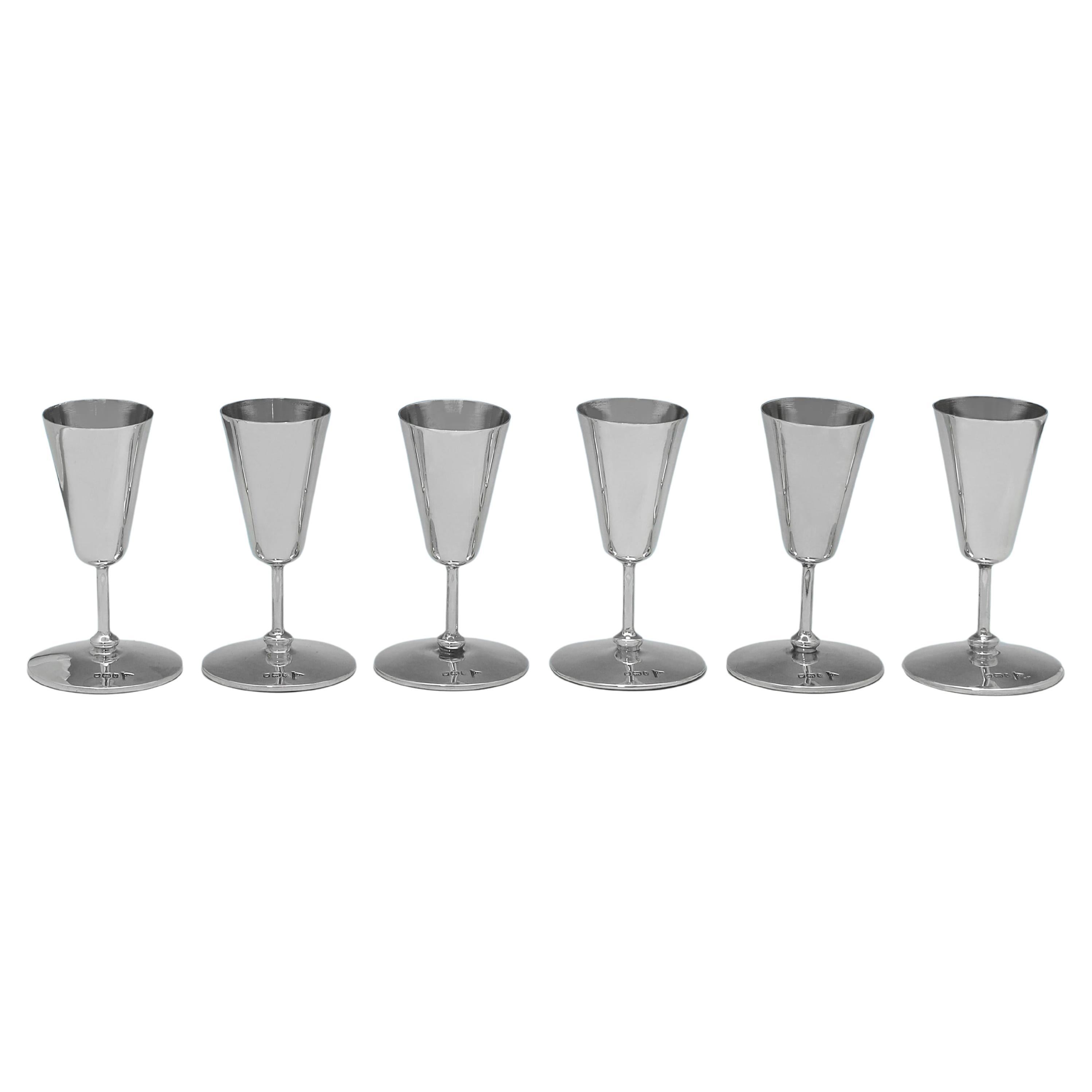 Dieses elegante Set aus 6 Bechern aus antikem Sterlingsilber, das 1913 in Sheffield von Walker & Hall gepunzt wurde, hat ein einfaches, schlichtes Design mit einer konischen Schale auf einem schlanken Stiel und einem runden Fuß. Die Tassen werden in