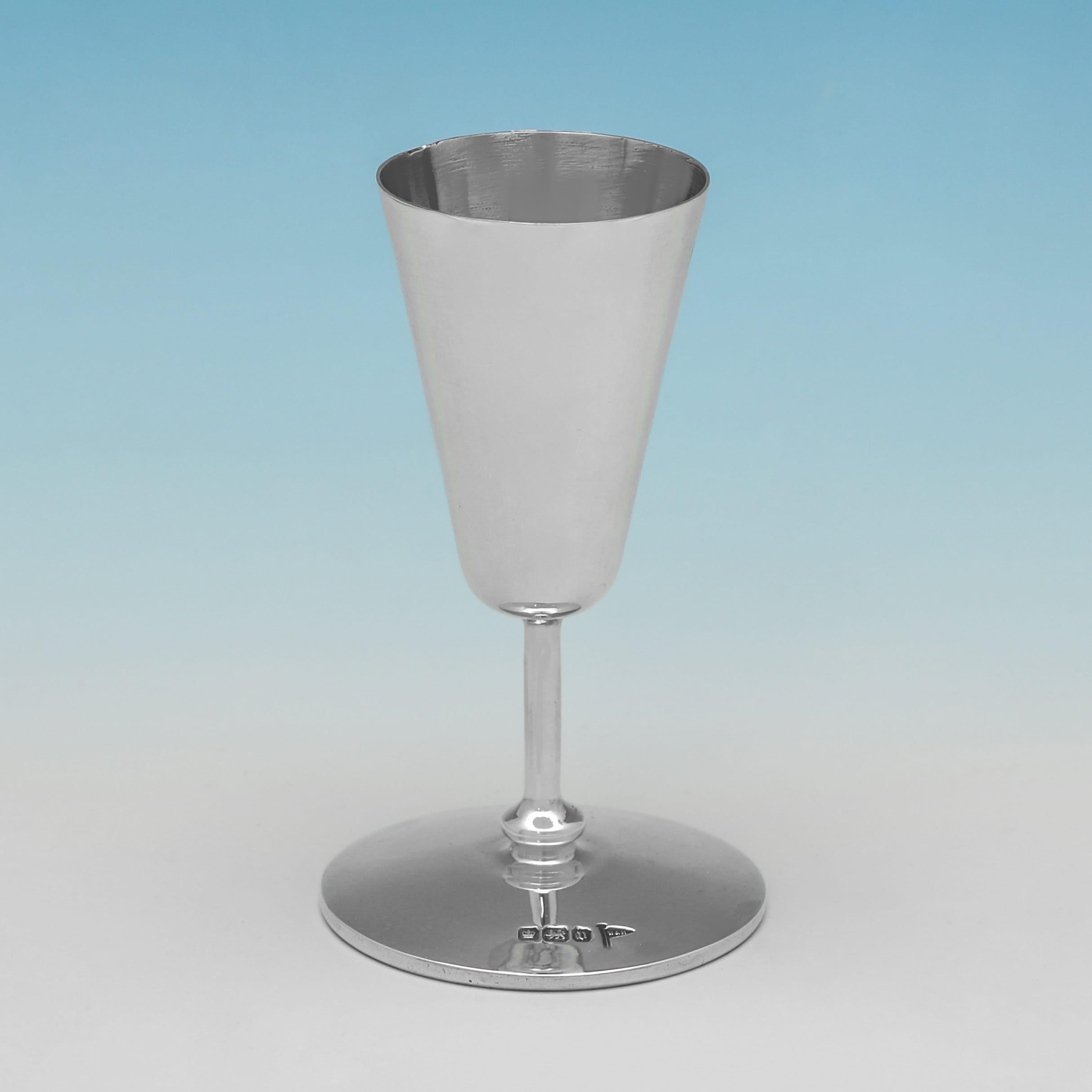 Elegant George V Cased Sterling Silver Tot Cups by Walker & Hall, 1913 (Englisch) im Angebot