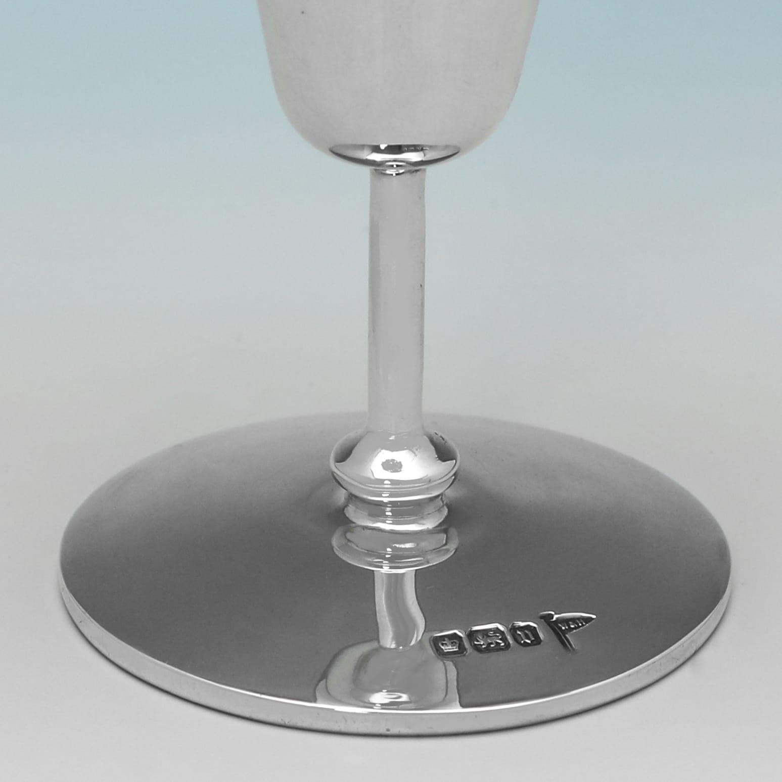 Elegant George V Cased Sterling Silver Tot Cups by Walker & Hall, 1913 im Zustand „Gut“ im Angebot in London, London