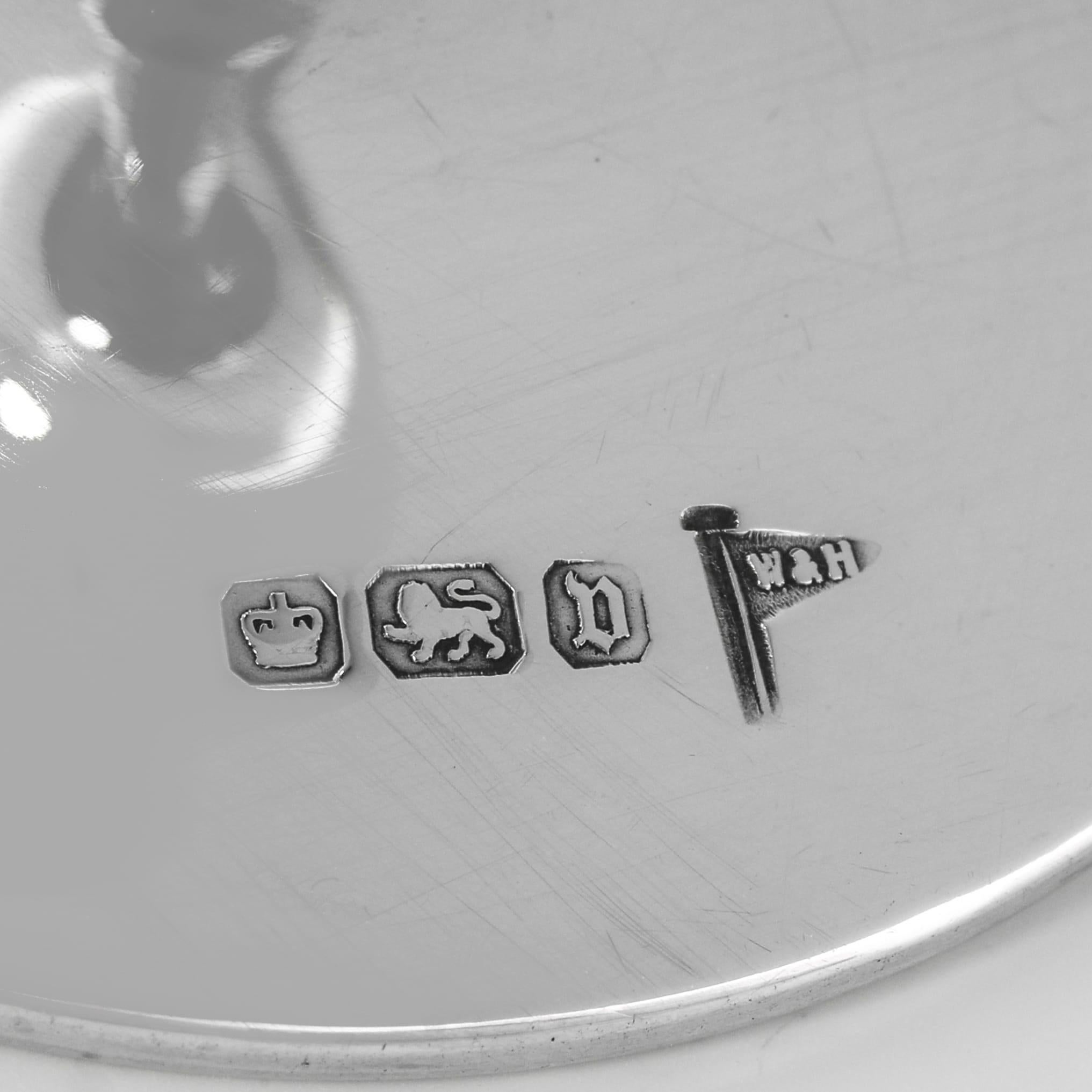 Elegant George V Cased Sterling Silver Tot Cups by Walker & Hall, 1913 (Frühes 20. Jahrhundert) im Angebot