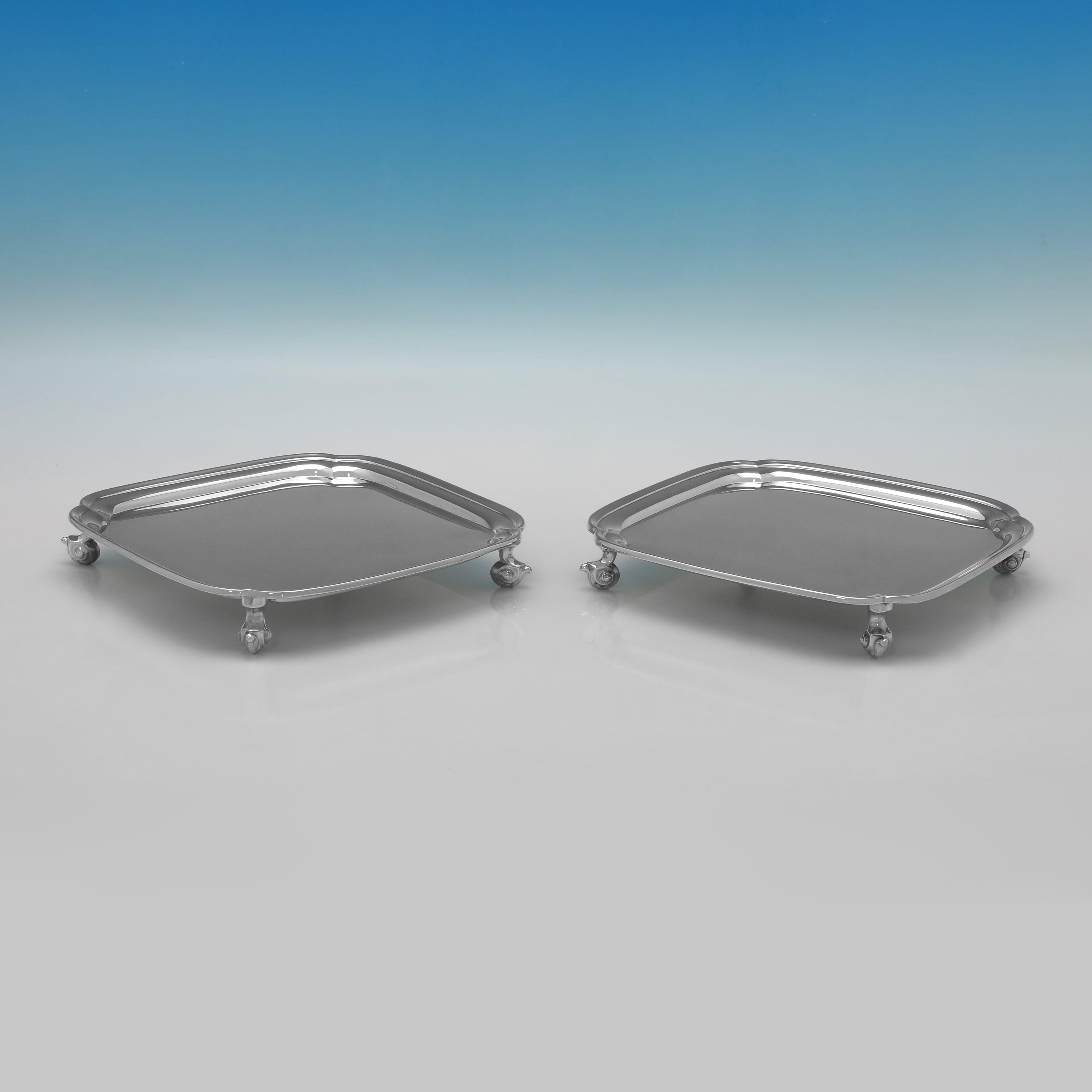 Marchiata a Sheffield nel 1933 da Sydney Hall & Co. questa elegante coppia di salsiere in argento sterling di George A. ha una forma quadrata con superficie lucida, bordi a canne e quattro piedini a voluta. I salatini misurano ciascuno 1,25