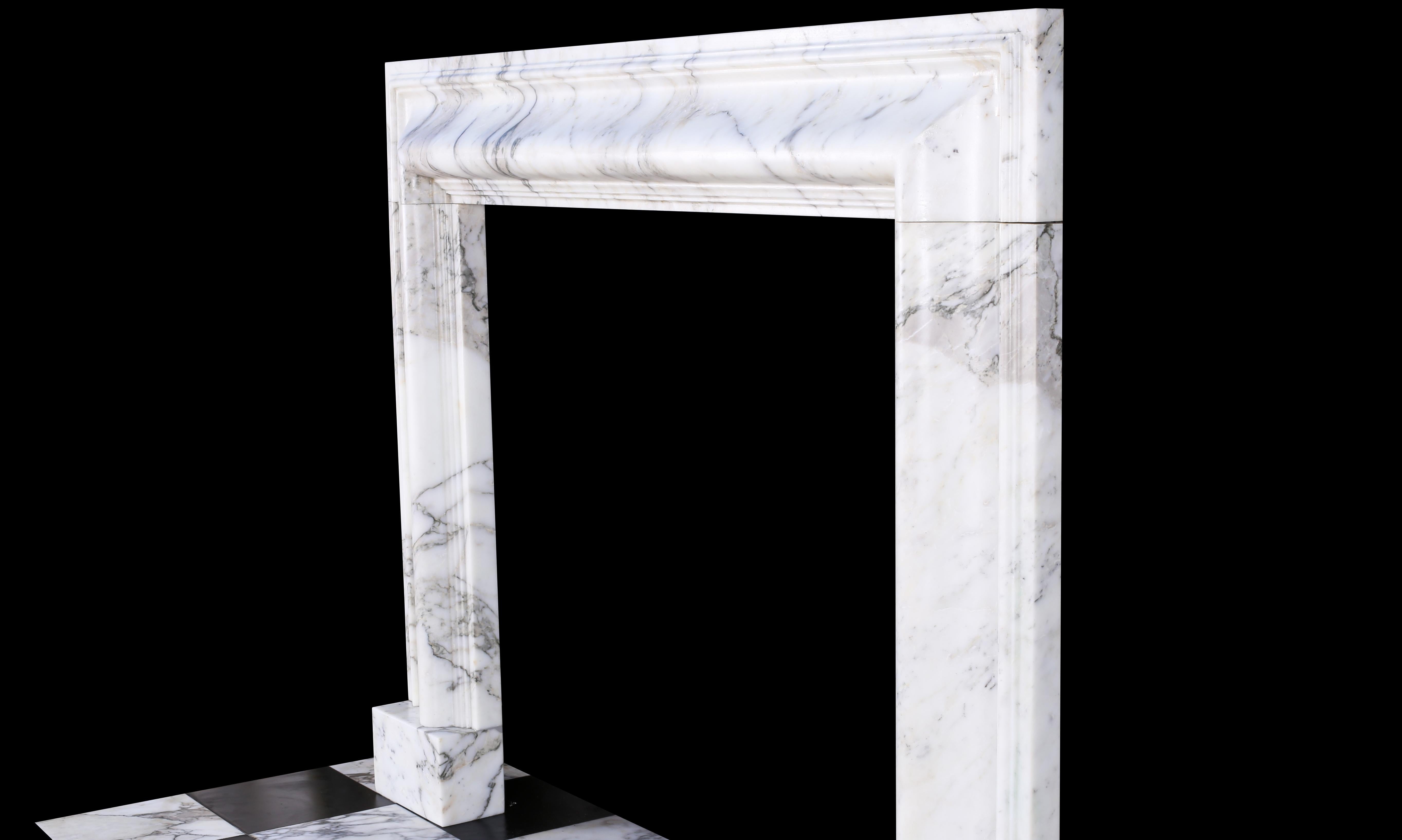 Eleganter georgianischer Bolection-Kaminsims aus grauem italienischem Brescia-Marmor (Britisch) im Angebot